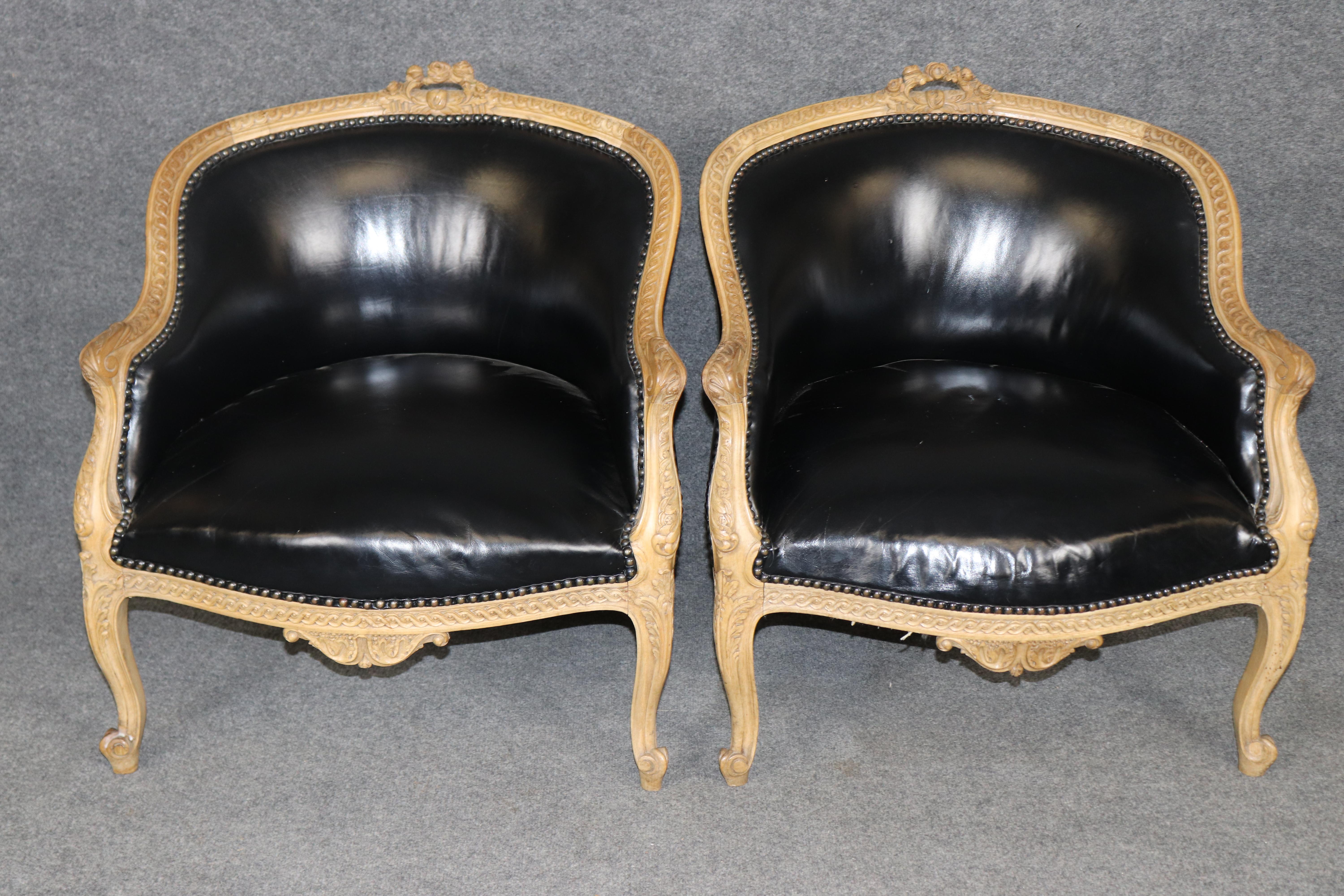 Sillas Bergere estilo Luis XV francesas de cuero de nogal decoradas con pintura años 50 Francés en venta