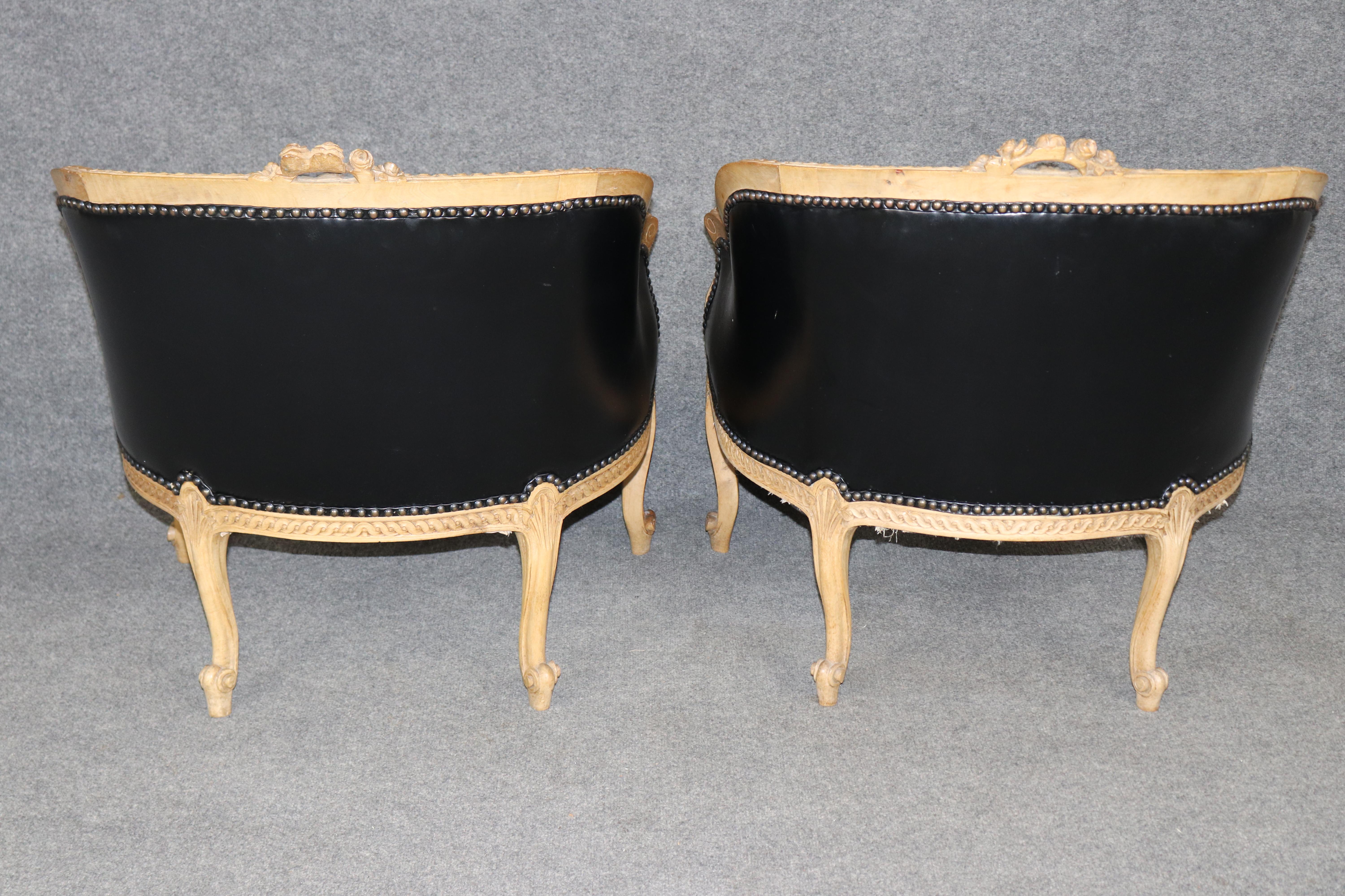 Sillas Bergere estilo Luis XV francesas de cuero de nogal decoradas con pintura años 50 mediados del siglo XX en venta
