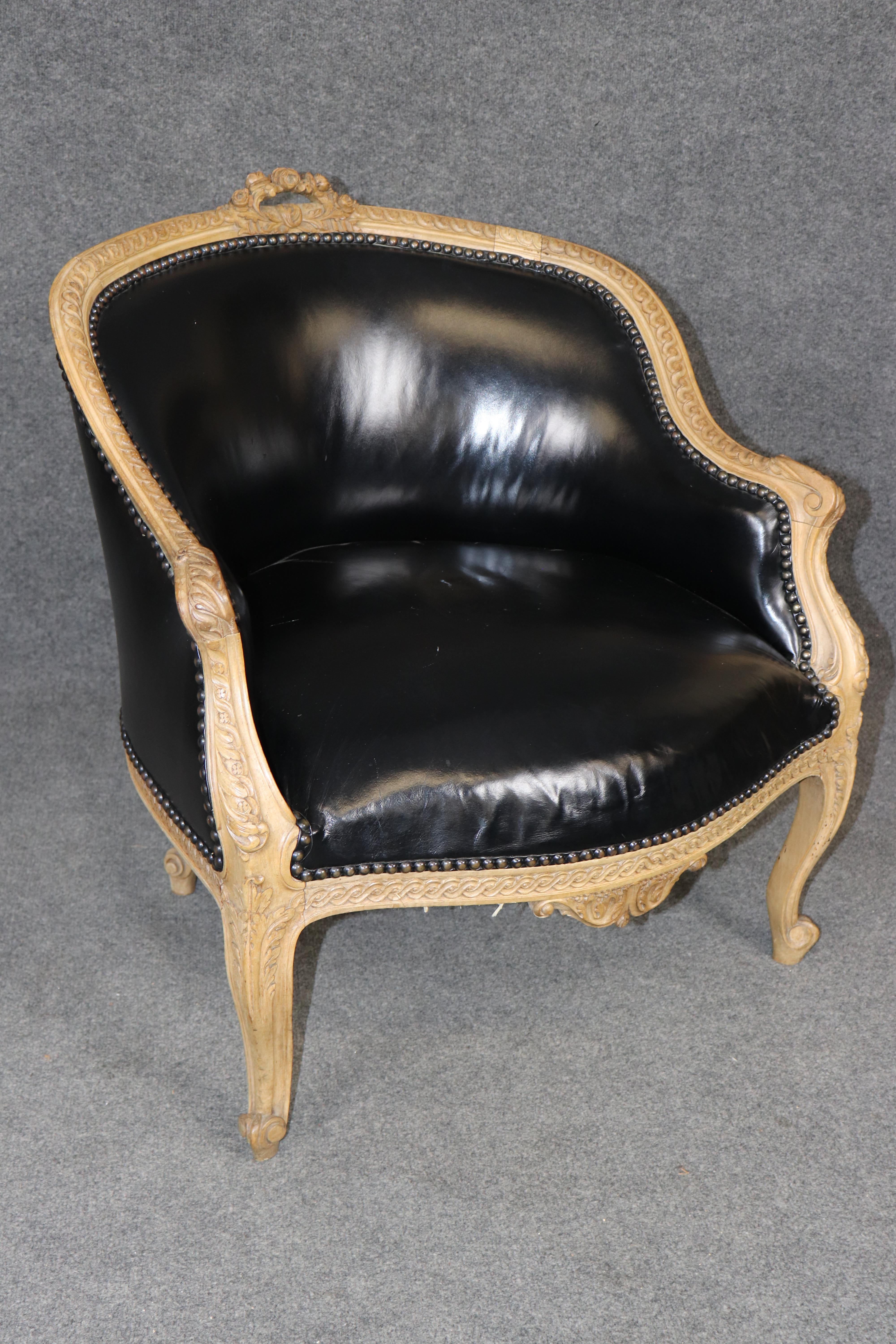 Sillas Bergere estilo Luis XV francesas de cuero de nogal decoradas con pintura años 50 en venta 1