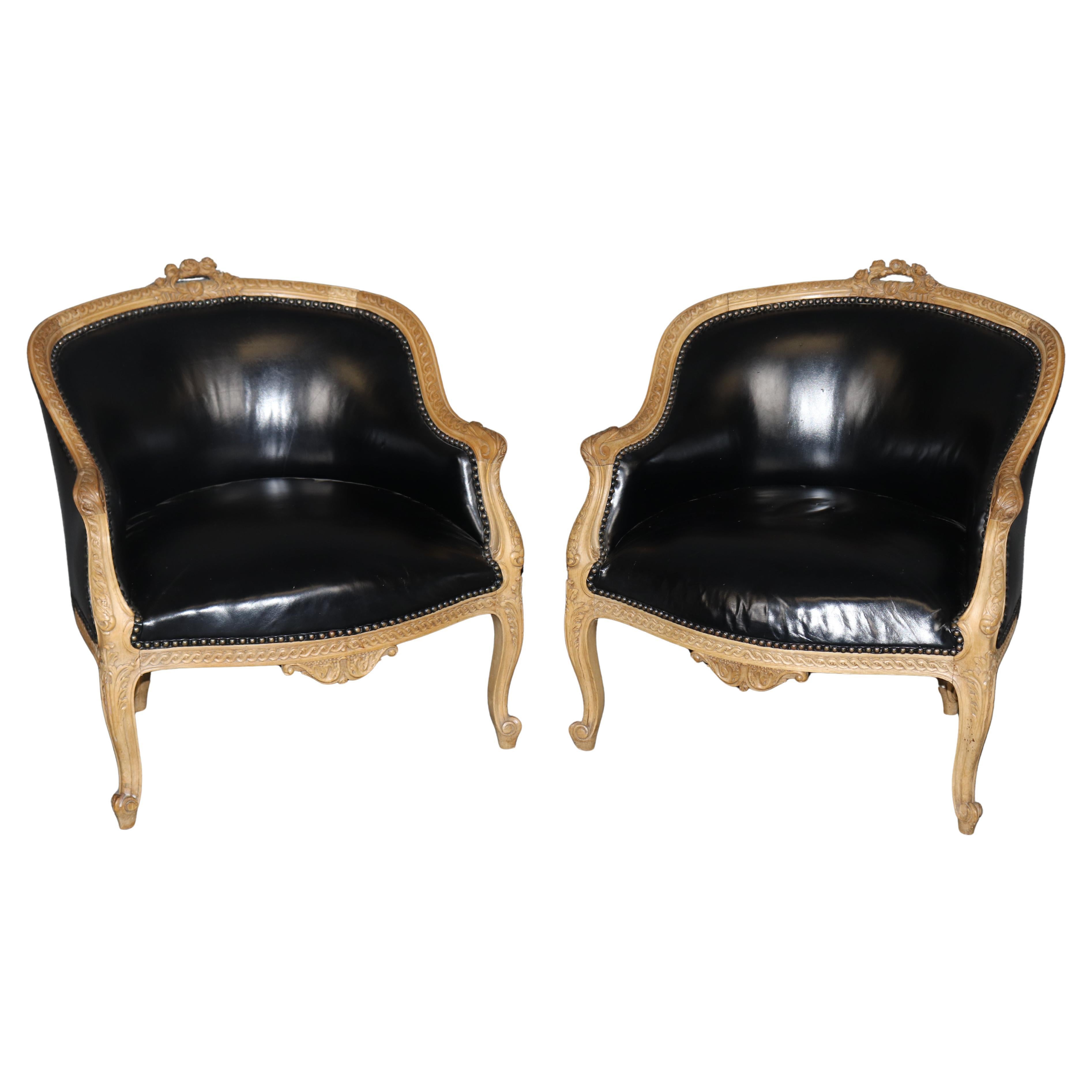 Sillas Bergere estilo Luis XV francesas de cuero de nogal decoradas con pintura años 50 en venta
