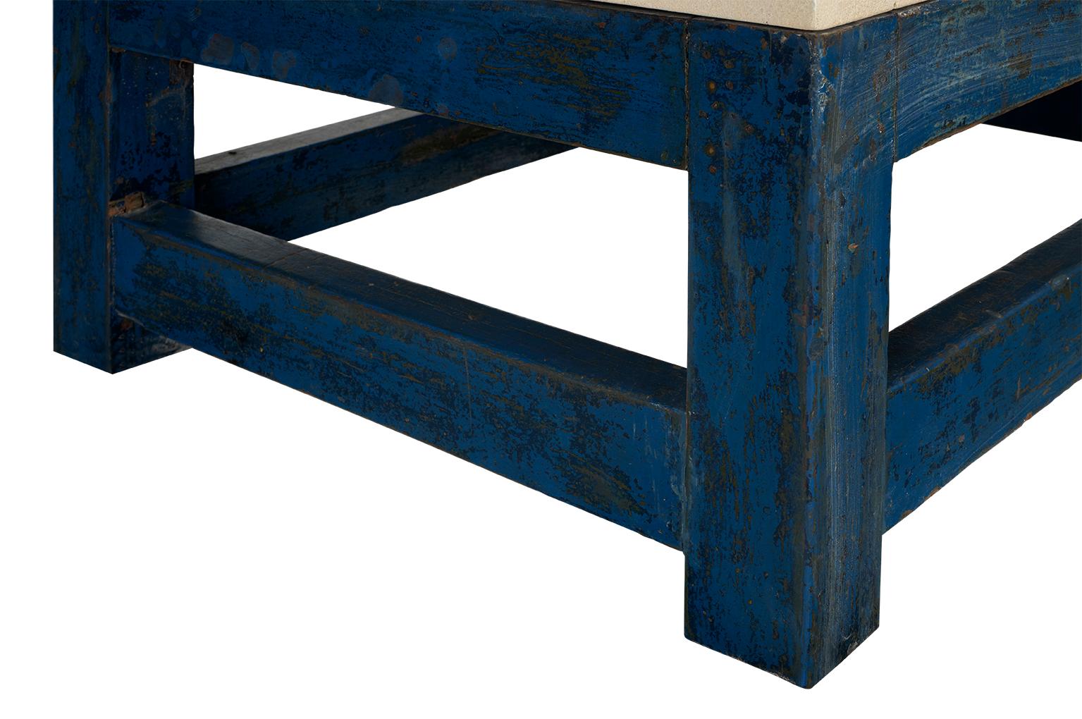 Peinture d'une table de magasin Patina en tant que table basse Bon état - En vente à Dallas, TX
