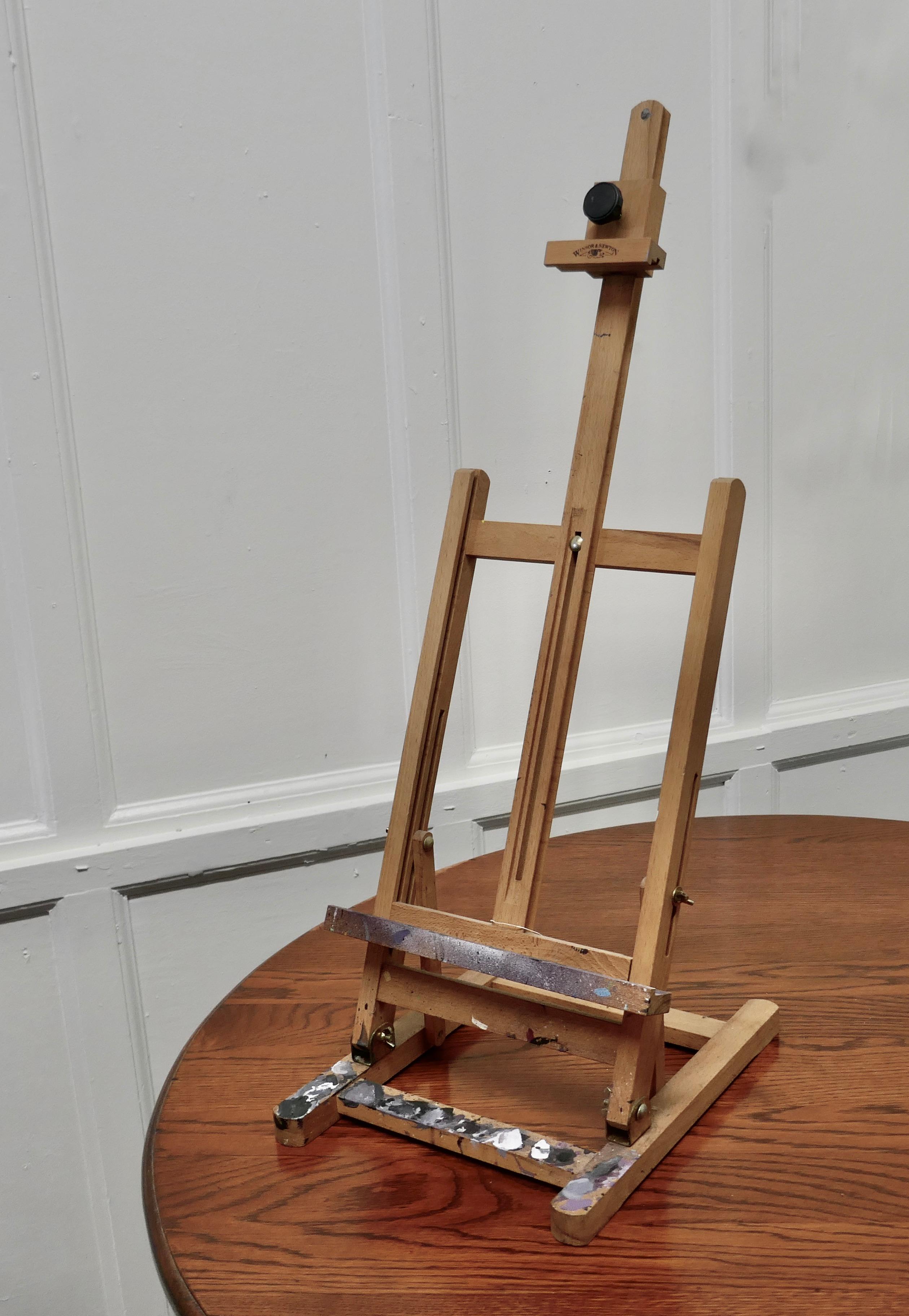 Paint Spattered Winsor and Newton Folding Table Top Easel In Good Condition For Sale In Godshill, Isle of Wight