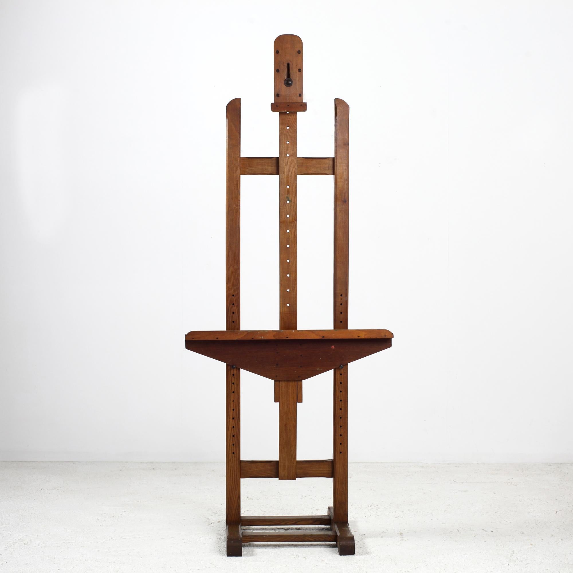 Chevalet d'artiste en bois éclaboussé de peinture, modèle français du milieu du XXe siècle.
Cette pièce conserve sa magnifique patine d'origine avec des éclaboussures de peinture.