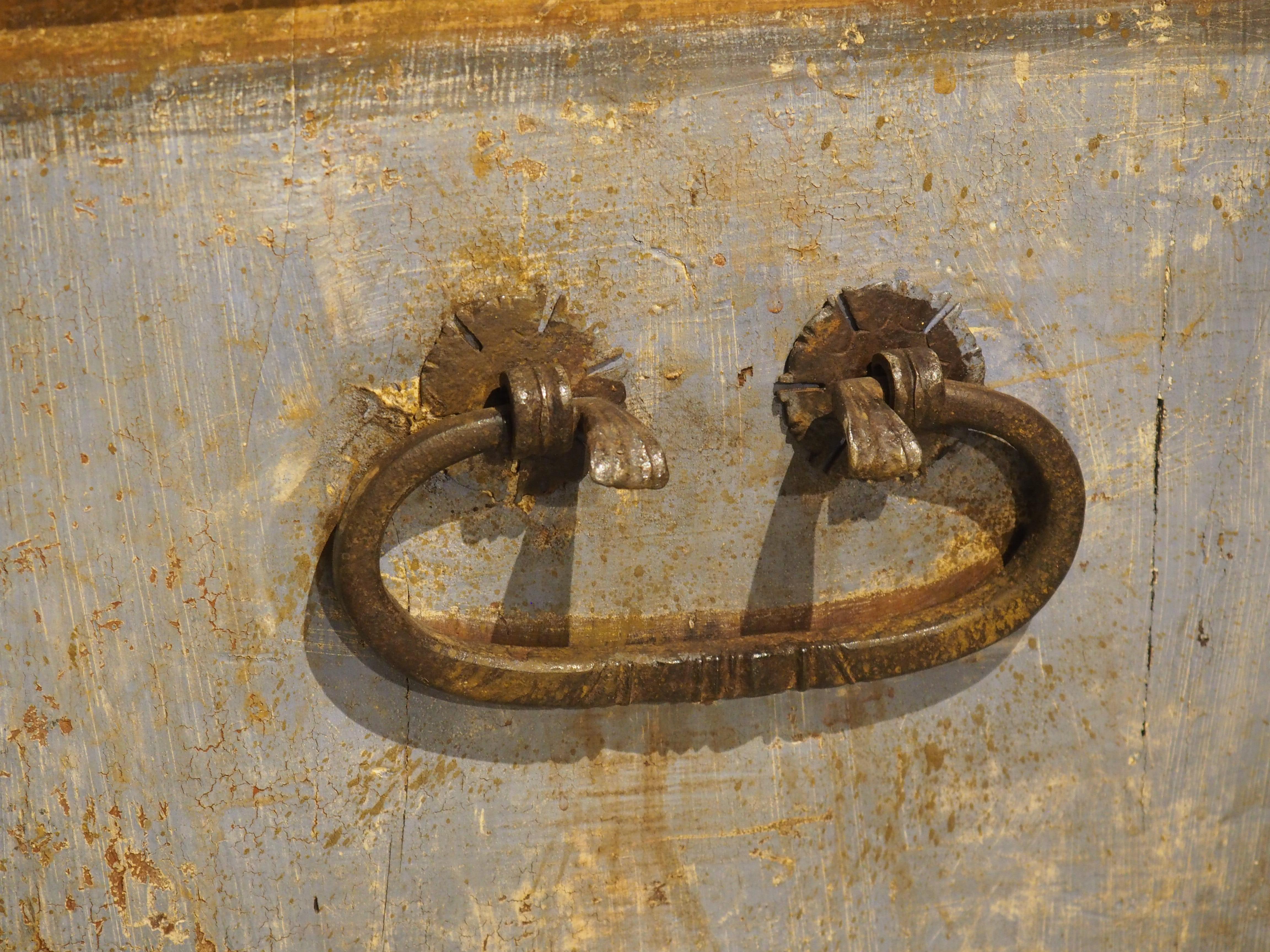 Ulteriori informazioni in arrivo...

Intagliato e dipinto a mano a Firenze, in Italia, questo cassone armoriale risale al 1800.  Il bagagliaio presenta una sottile curvatura, come la grembiulatura anteriore in arbalete leggermente svasata e le
