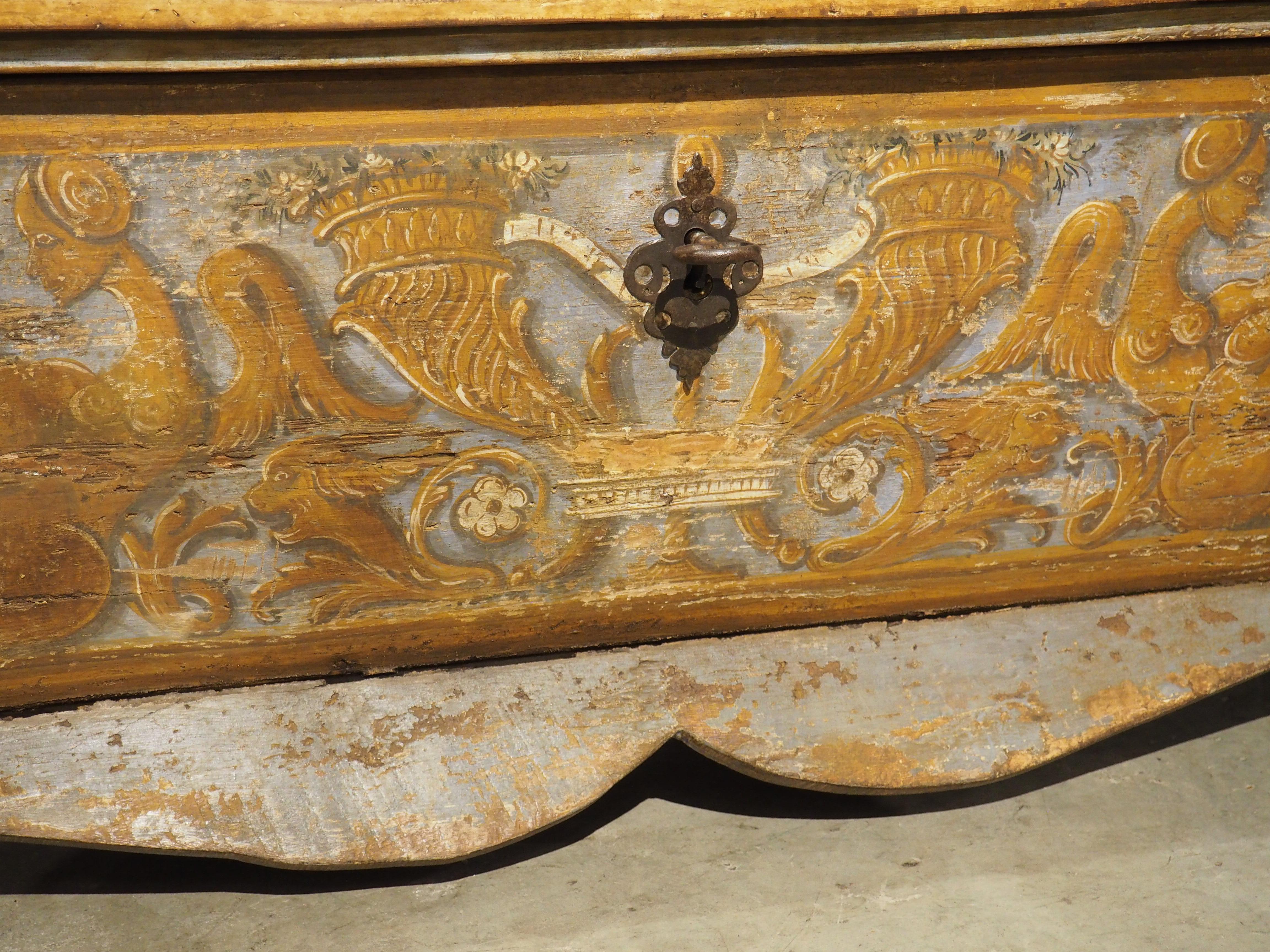 Metallo Cassone armoriale dipinto del XIX secolo proveniente da Firenze, Italia in vendita