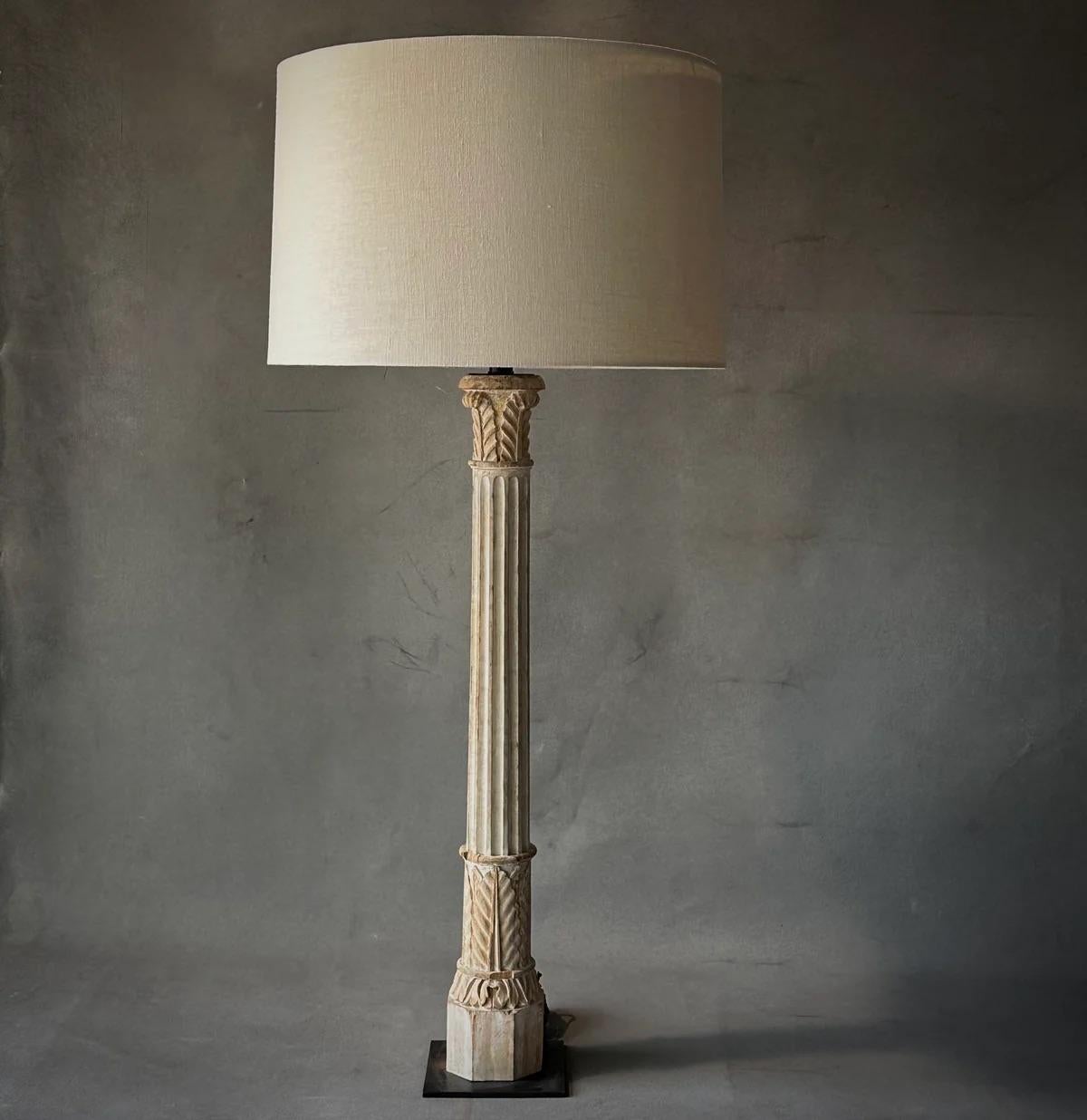 Cette lampe à colonne française du XIXe siècle, fabriquée en bois rustique peint en blanc, est ornée d'élégantes sculptures de feuilles d'acanthe. L'œuvre d'art détaillée et l'abat-jour en lin personnalisé en font non seulement une source de