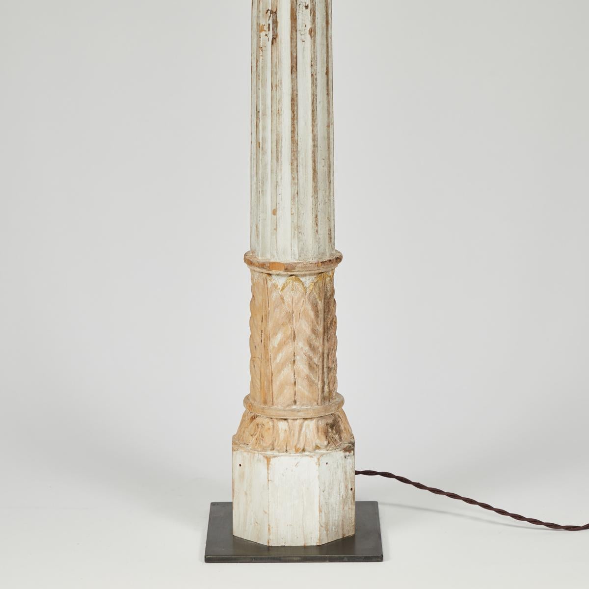 French Painted Acanthus Leaf-Carved and Fluted Column Lamp from 19th Century, France For Sale