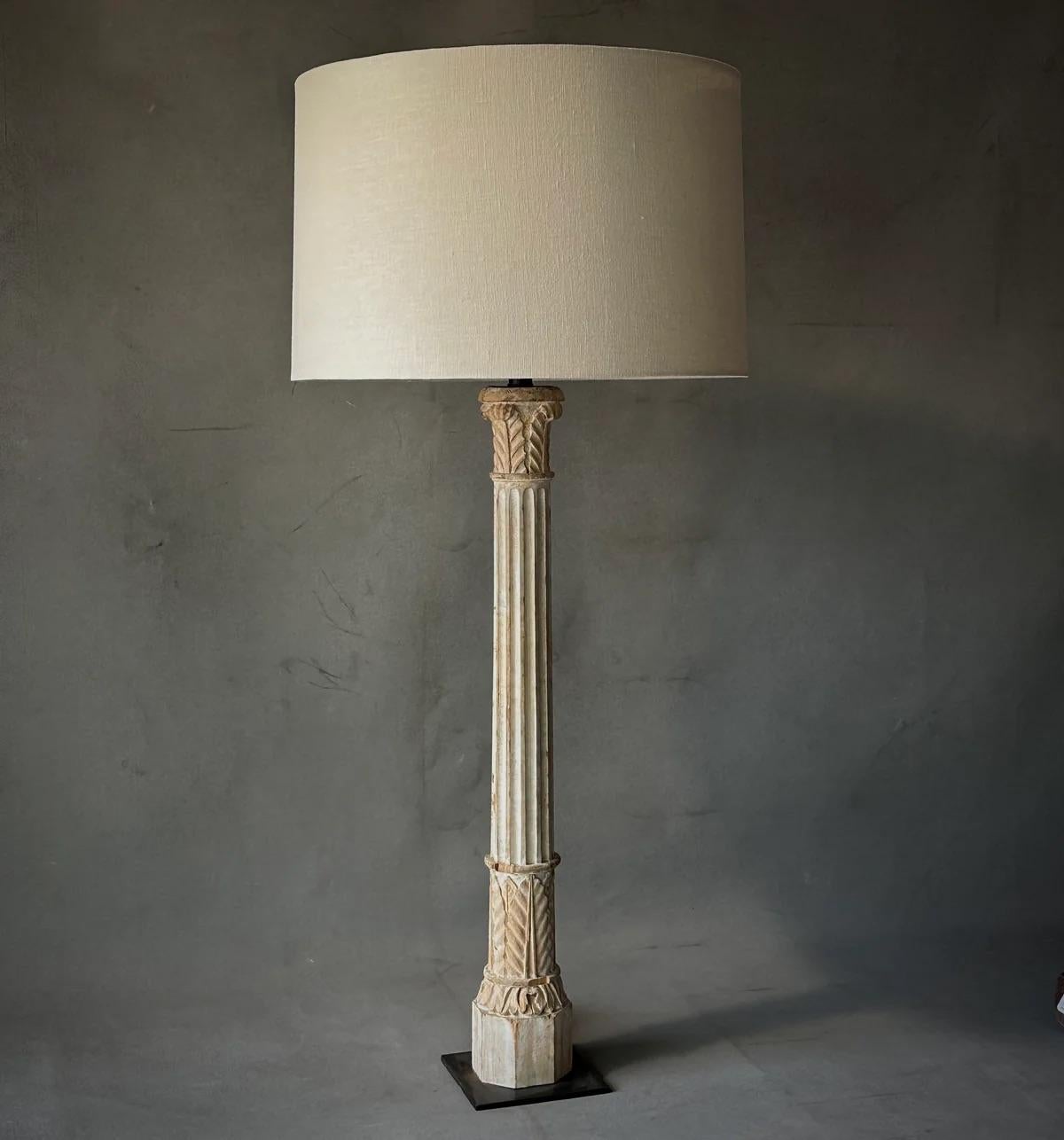 Français Lampe colonne peinte et cannelée en forme de feuille d'acanthe, sculptée et cannelée, France, XIXe siècle en vente