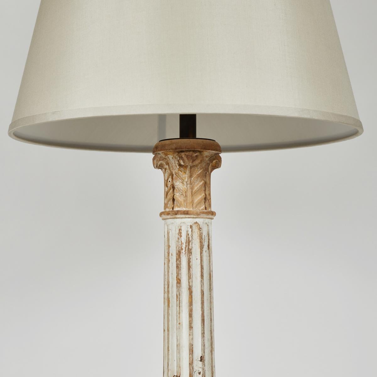Painted Acanthus Leaf-Carved and Fluted Column Lamp from 19th Century, France In Good Condition For Sale In Los Angeles, CA