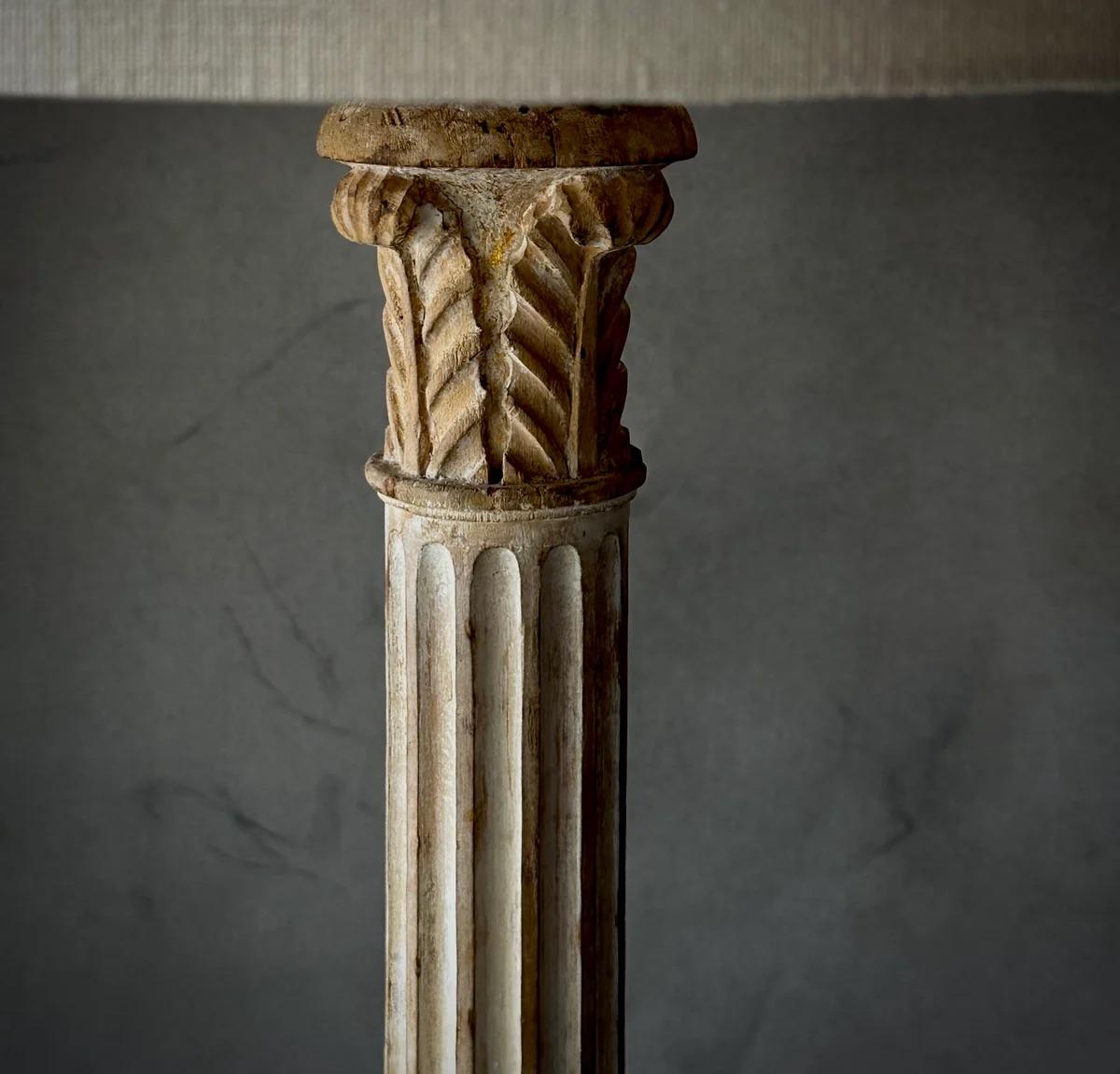 Lampe colonne peinte et cannelée en forme de feuille d'acanthe, sculptée et cannelée, France, XIXe siècle Bon état - En vente à Los Angeles, CA