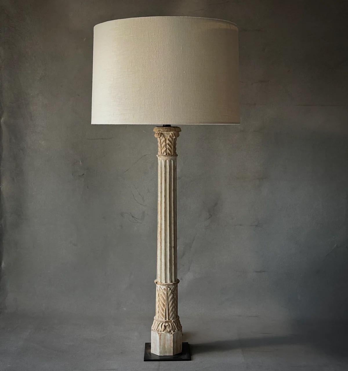 Bois Lampe colonne peinte et cannelée en forme de feuille d'acanthe, sculptée et cannelée, France, XIXe siècle en vente