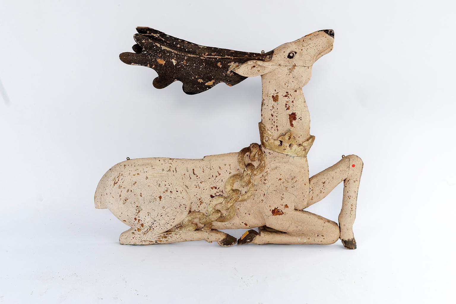 Eine bemalte und geschnitzte Holztafel mit einem Hirsch.
In zwei Teilen.