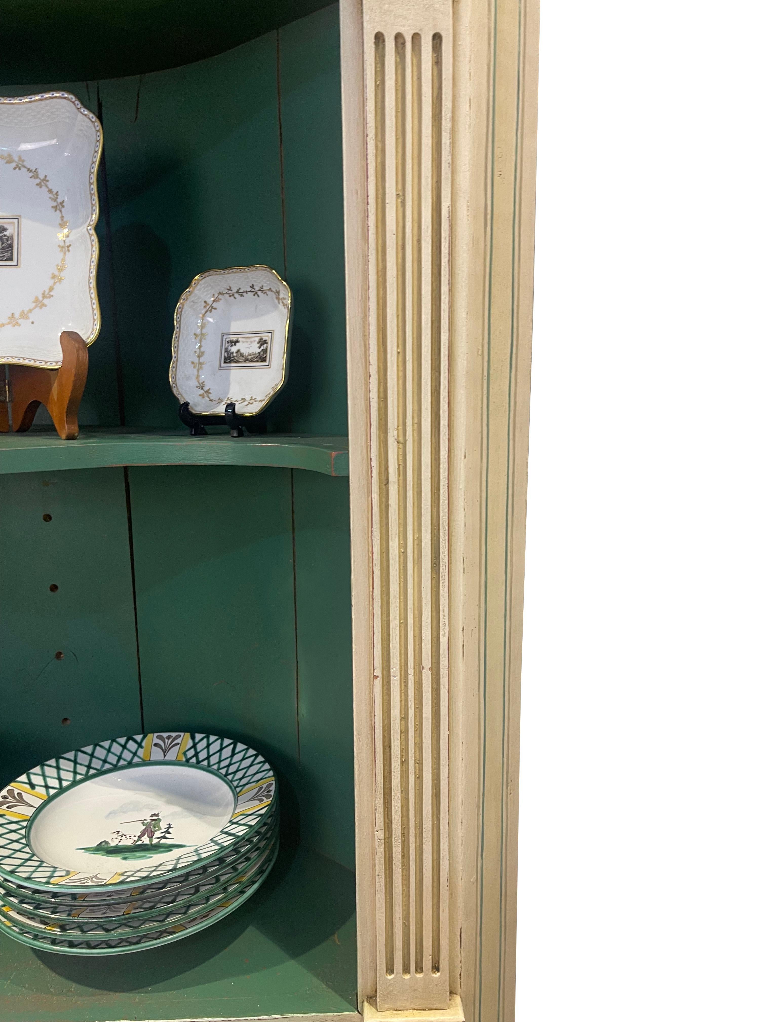 Elfenbeinfarbener und grüner, lackierter und marmorierter Eckschrank mit gewölbtem Innenraum (amerikanisch) im Angebot