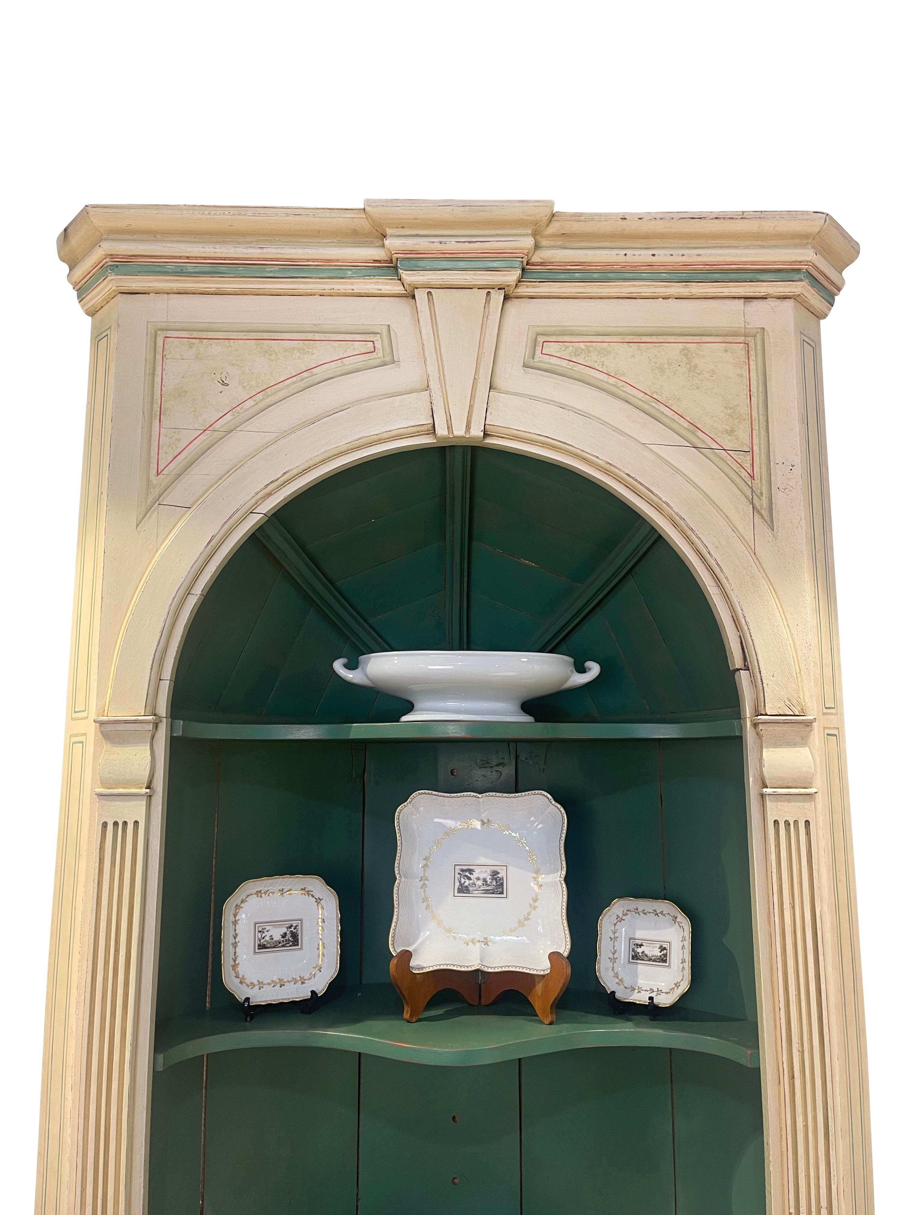 Elfenbeinfarbener und grüner, lackierter und marmorierter Eckschrank mit gewölbtem Innenraum (Handgeschnitzt) im Angebot