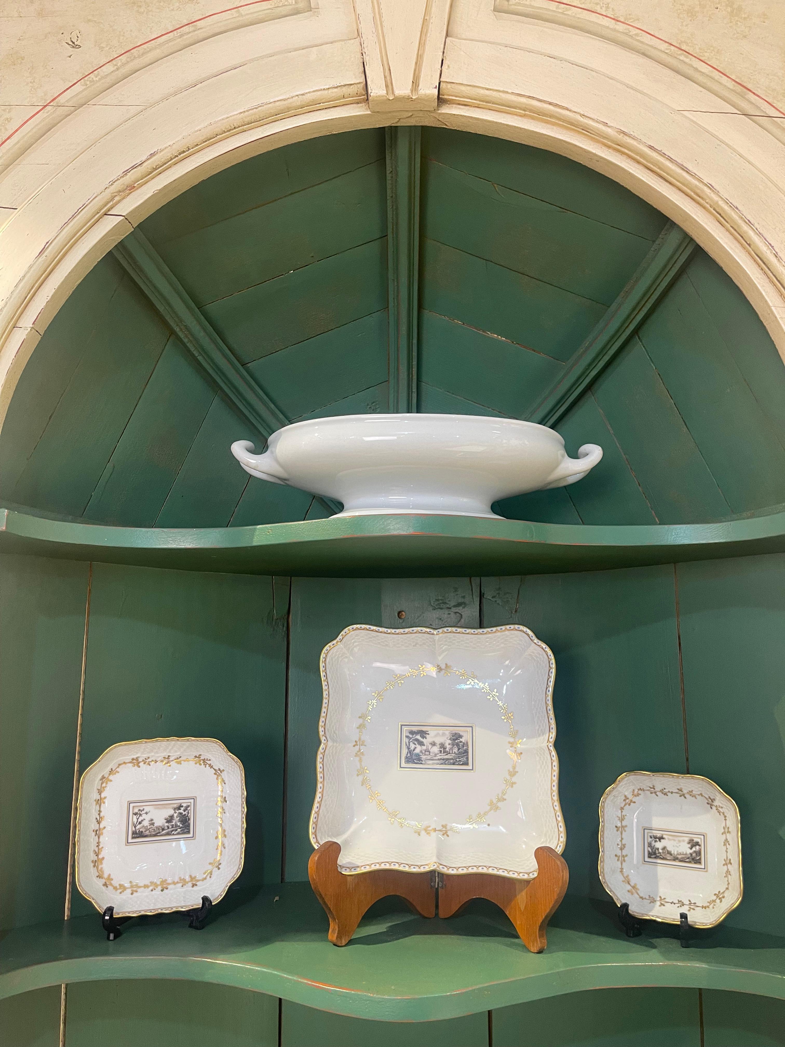 Elfenbeinfarbener und grüner, lackierter und marmorierter Eckschrank mit gewölbtem Innenraum im Zustand „Gut“ im Angebot in Essex, MA