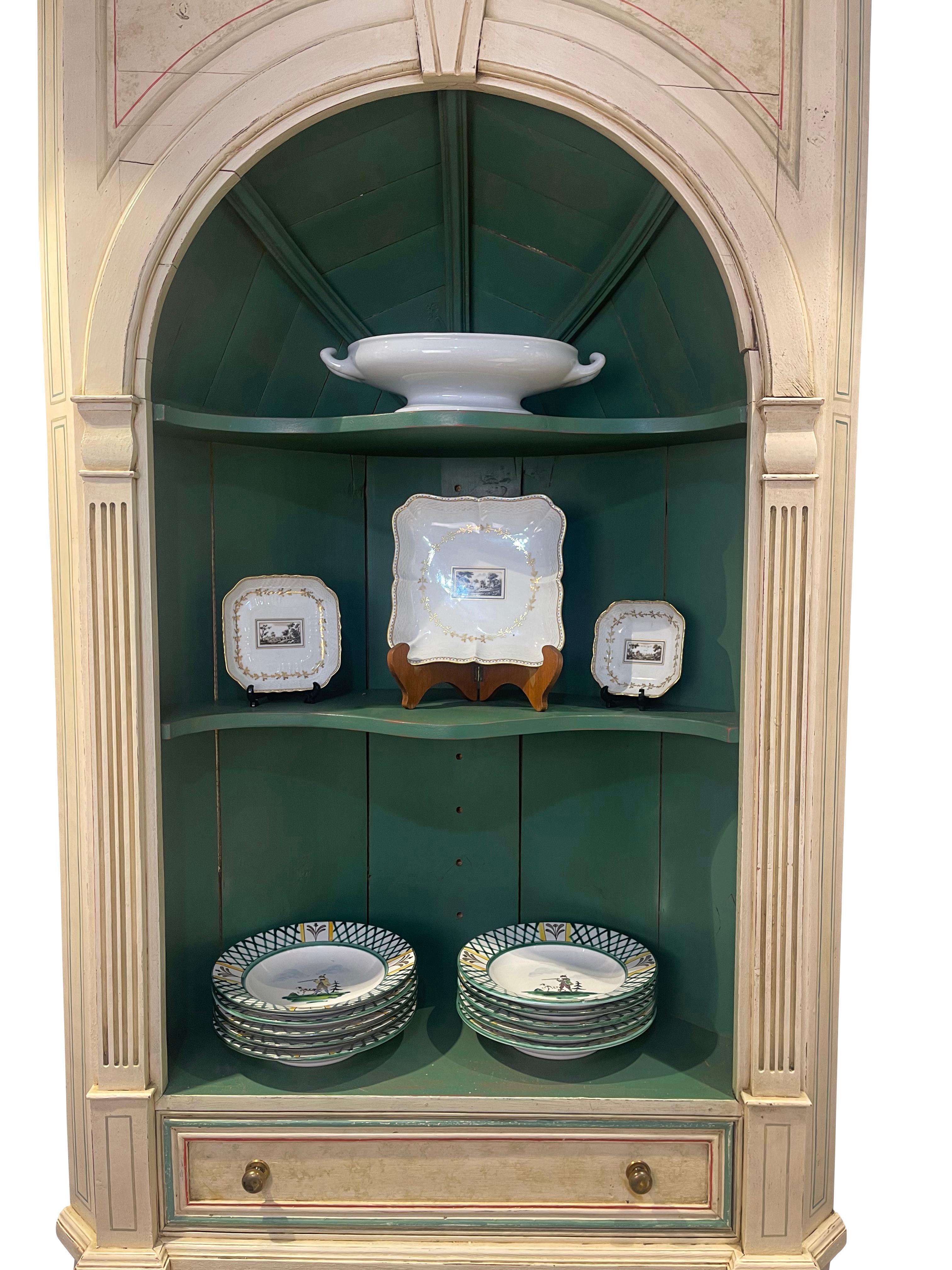 Elfenbeinfarbener und grüner, lackierter und marmorierter Eckschrank mit gewölbtem Innenraum (20. Jahrhundert) im Angebot