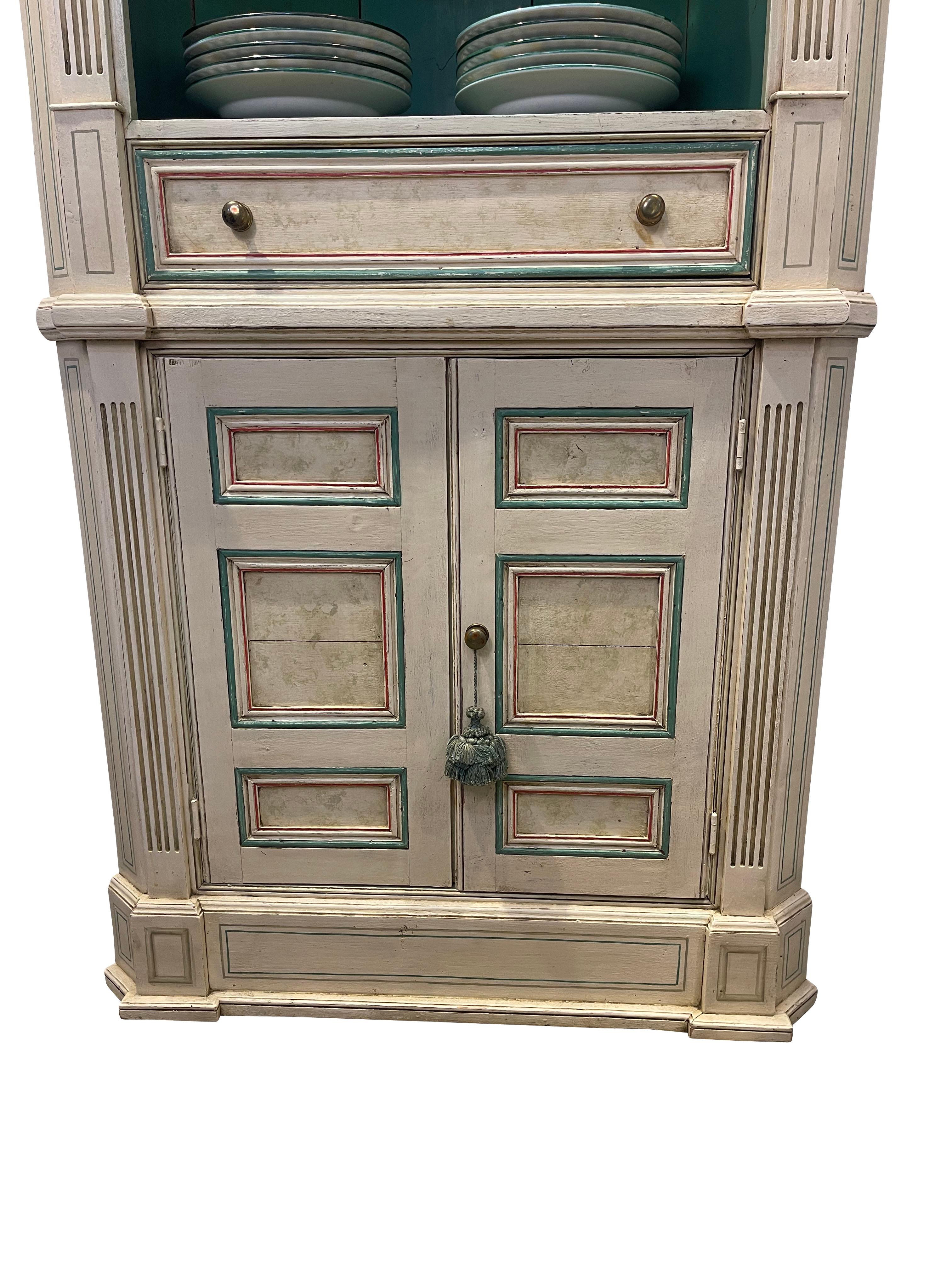 Elfenbeinfarbener und grüner, lackierter und marmorierter Eckschrank mit gewölbtem Innenraum im Angebot 1
