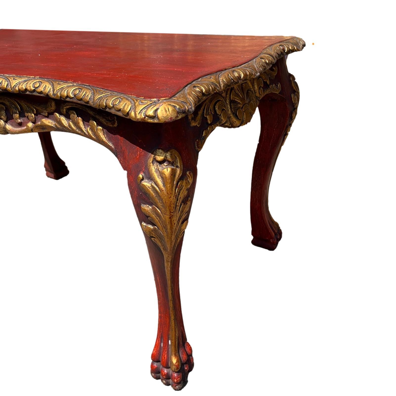 Ein bemalter und vergoldeter venezianischer Tisch aus den 1920er Jahren.

Abmessungen:
Länge: 31,5