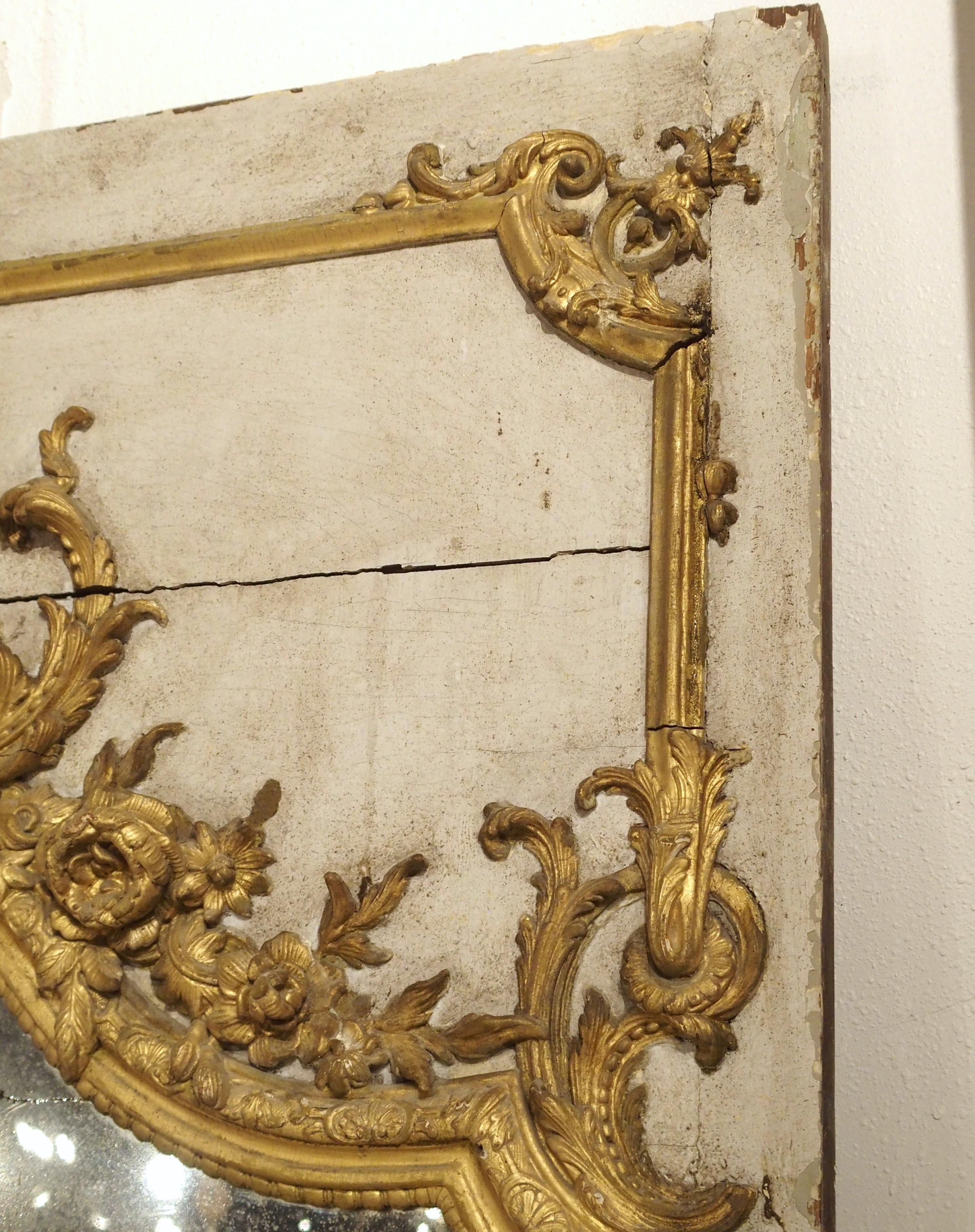 Intagliato a mano Specchio francese Régence Trumeau dipinto e in legno dorato della Normandia, CIRCA 1720 in vendita