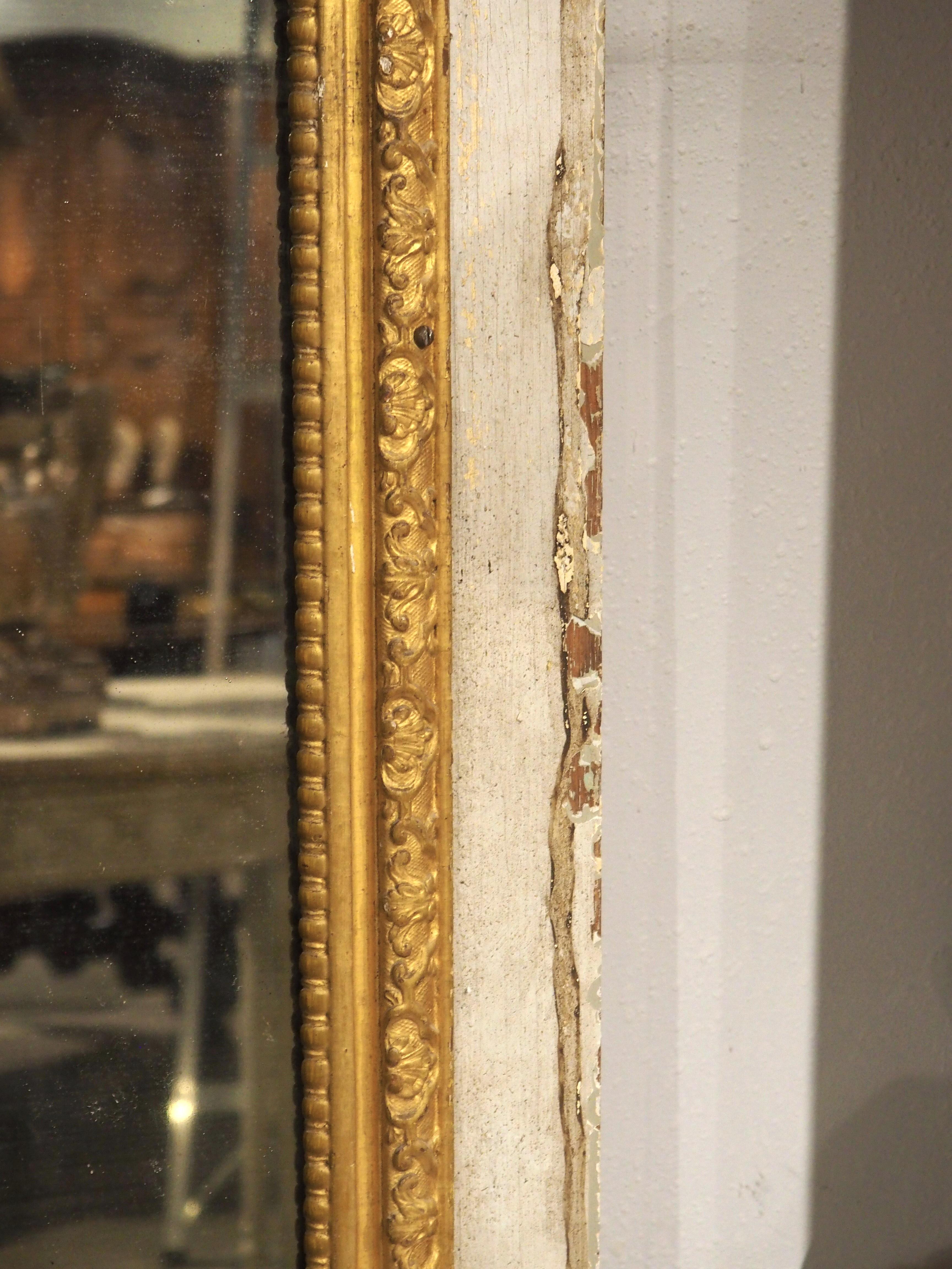 Bemalter und vergoldeter französischer Régence-Trumeau-Spiegel aus der Normandie, um 1720 (Glas) im Angebot