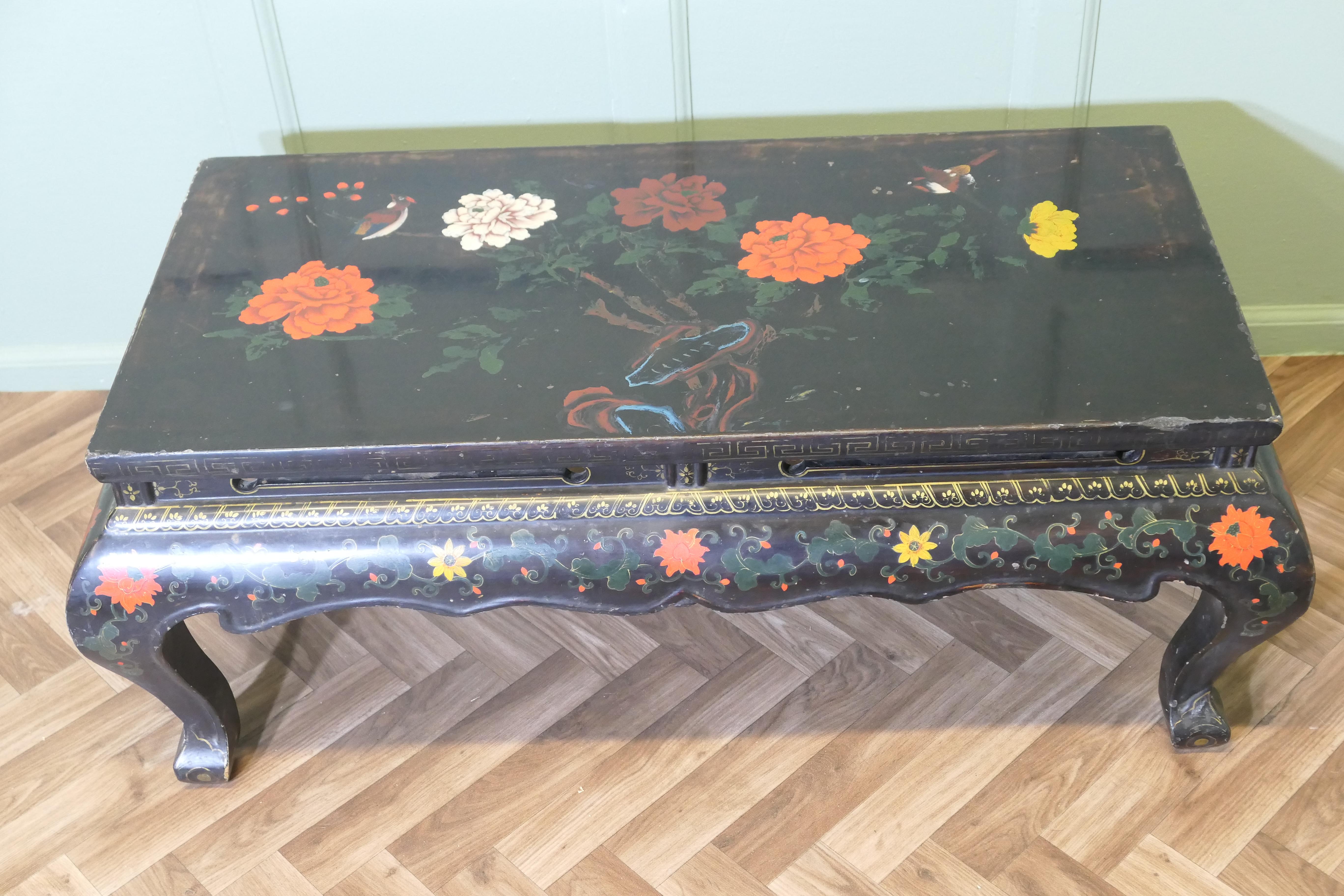 Painted and Lacquered Chinoiserie Coffee Table In Good Condition For Sale In Godshill, Isle of Wight