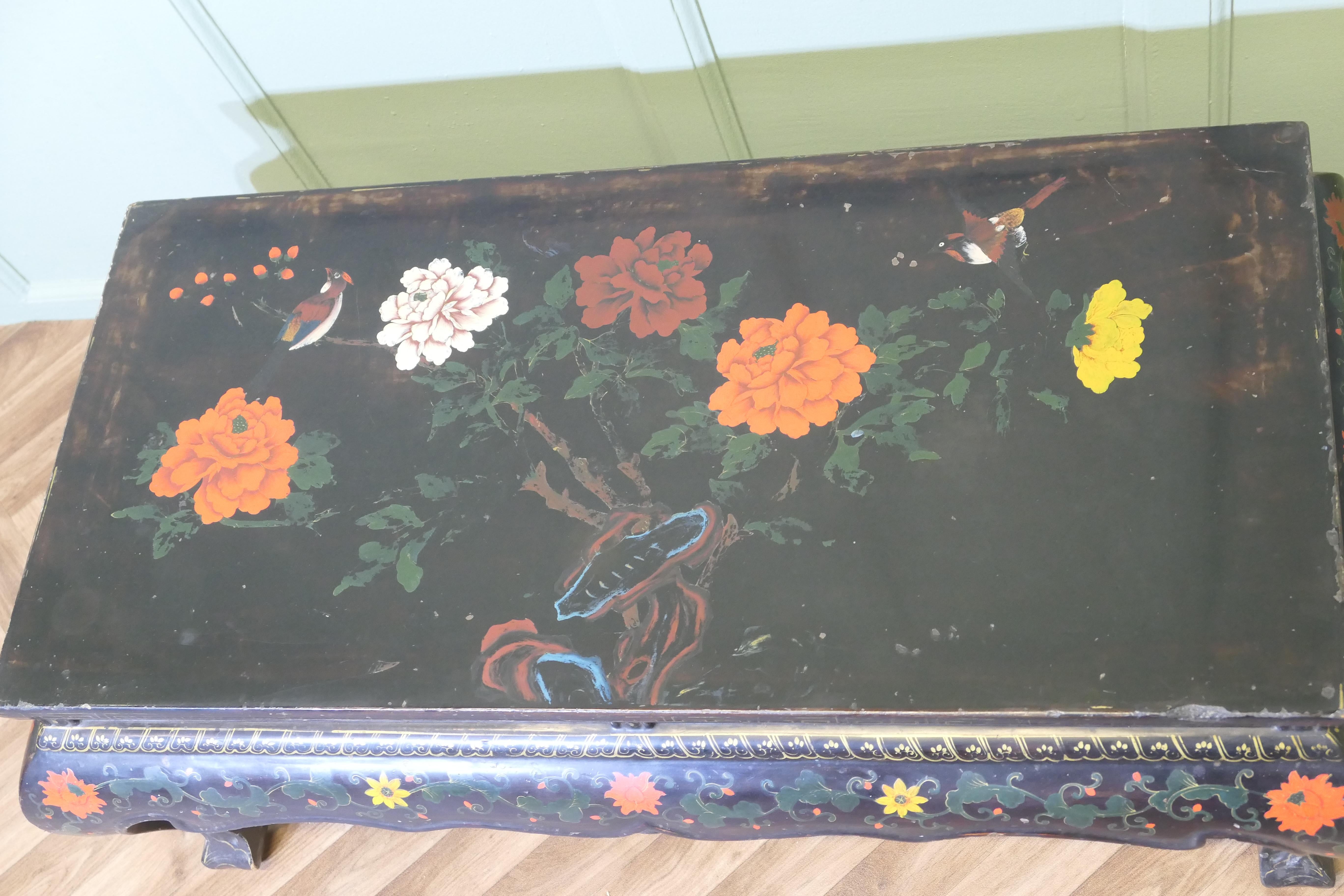 Mid-20th Century Painted and Lacquered Chinoiserie Coffee Table For Sale