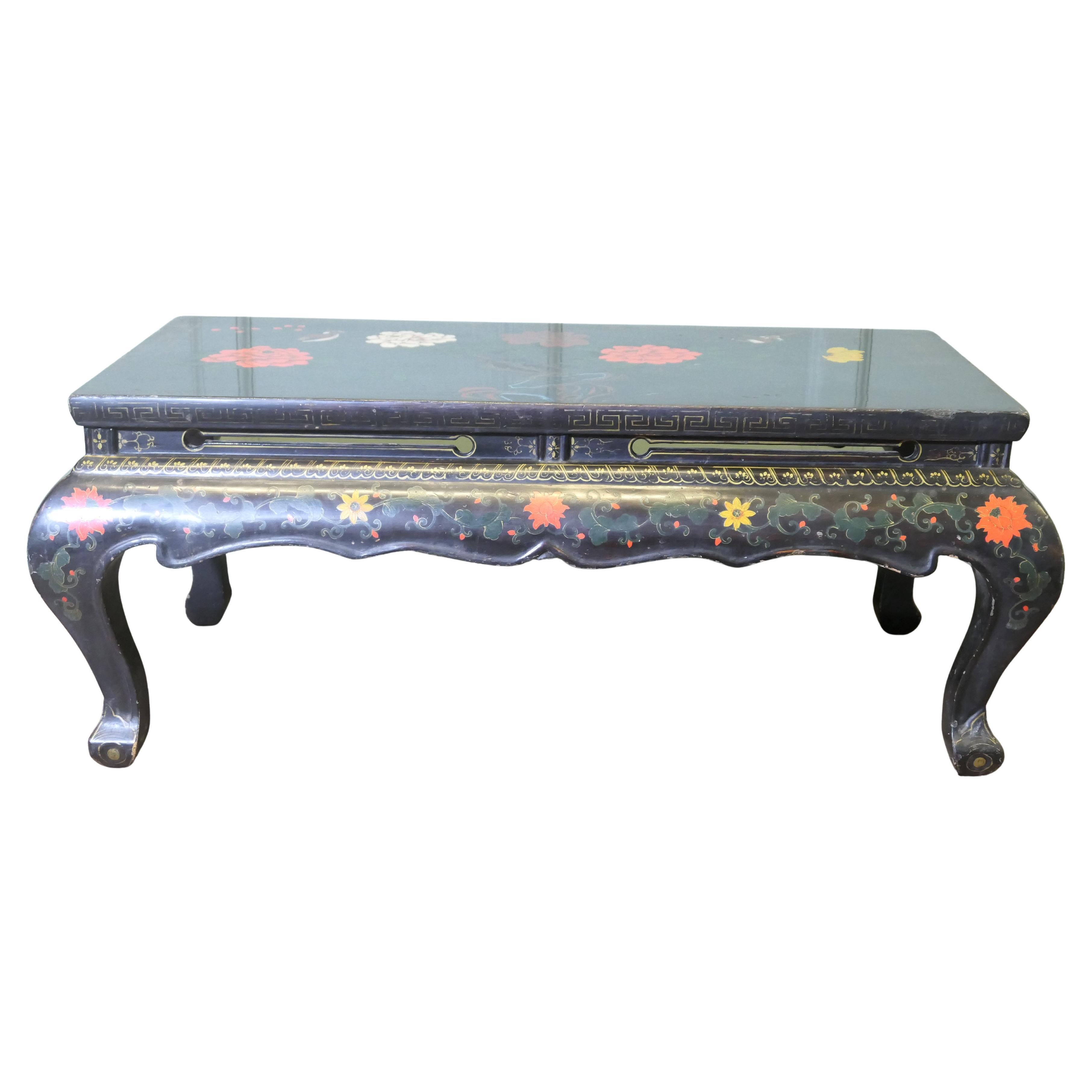 Gemalter und lackierter Chinoiserie-Couchtisch