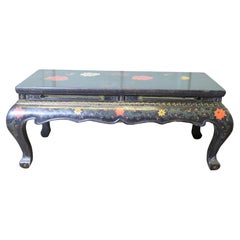 Gemalter und lackierter Chinoiserie-Couchtisch