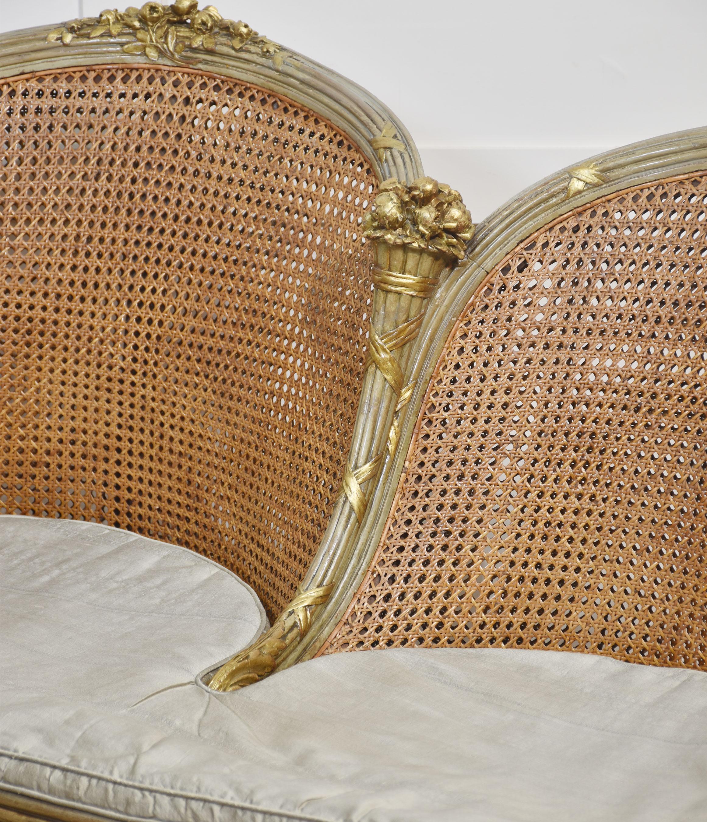 Canapé pintado y dorado a paquete en venta 1