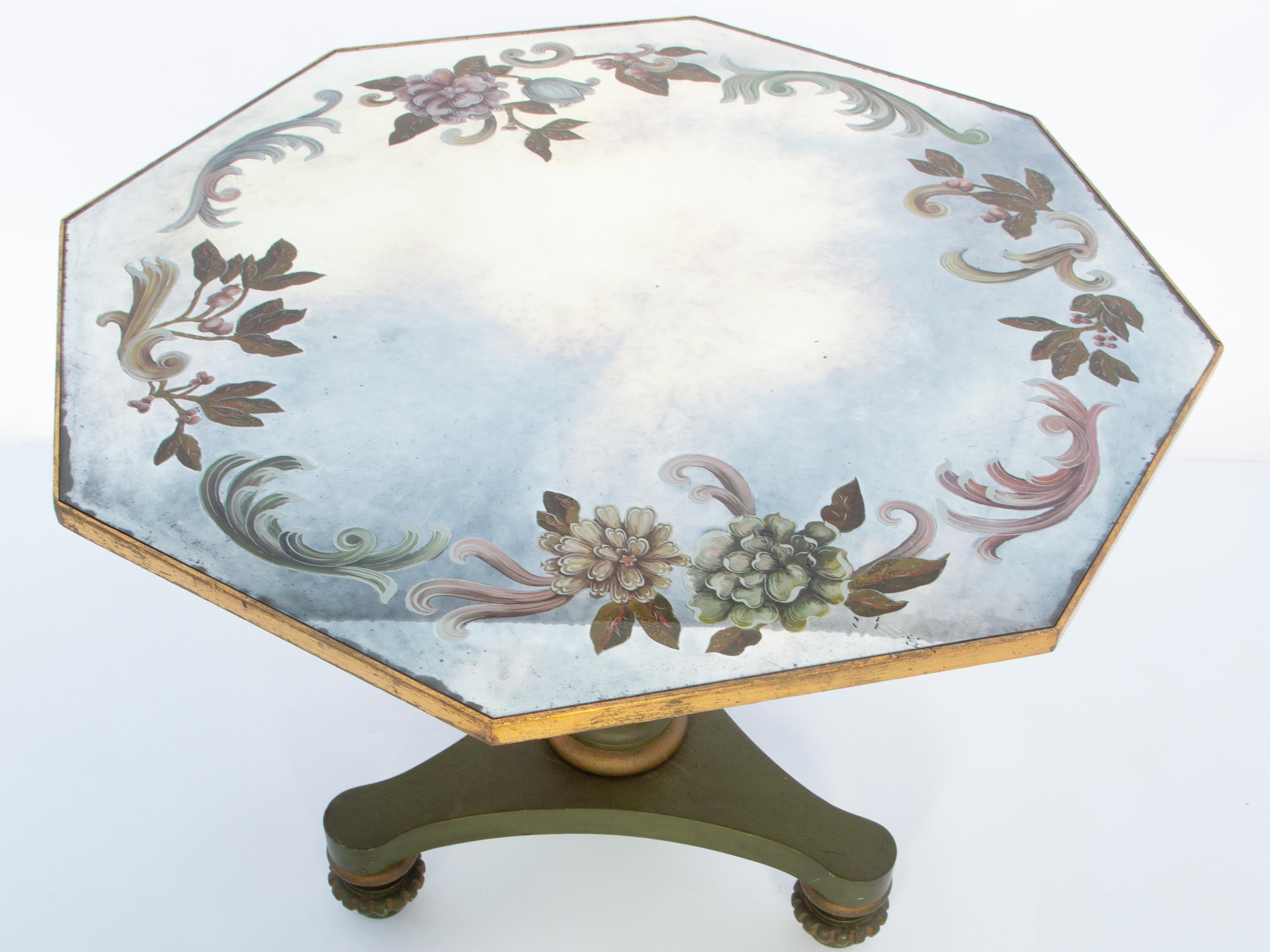 Mesa auxiliar italiana de pedestal pintada y dorada con tablero églomisé Italiano en venta