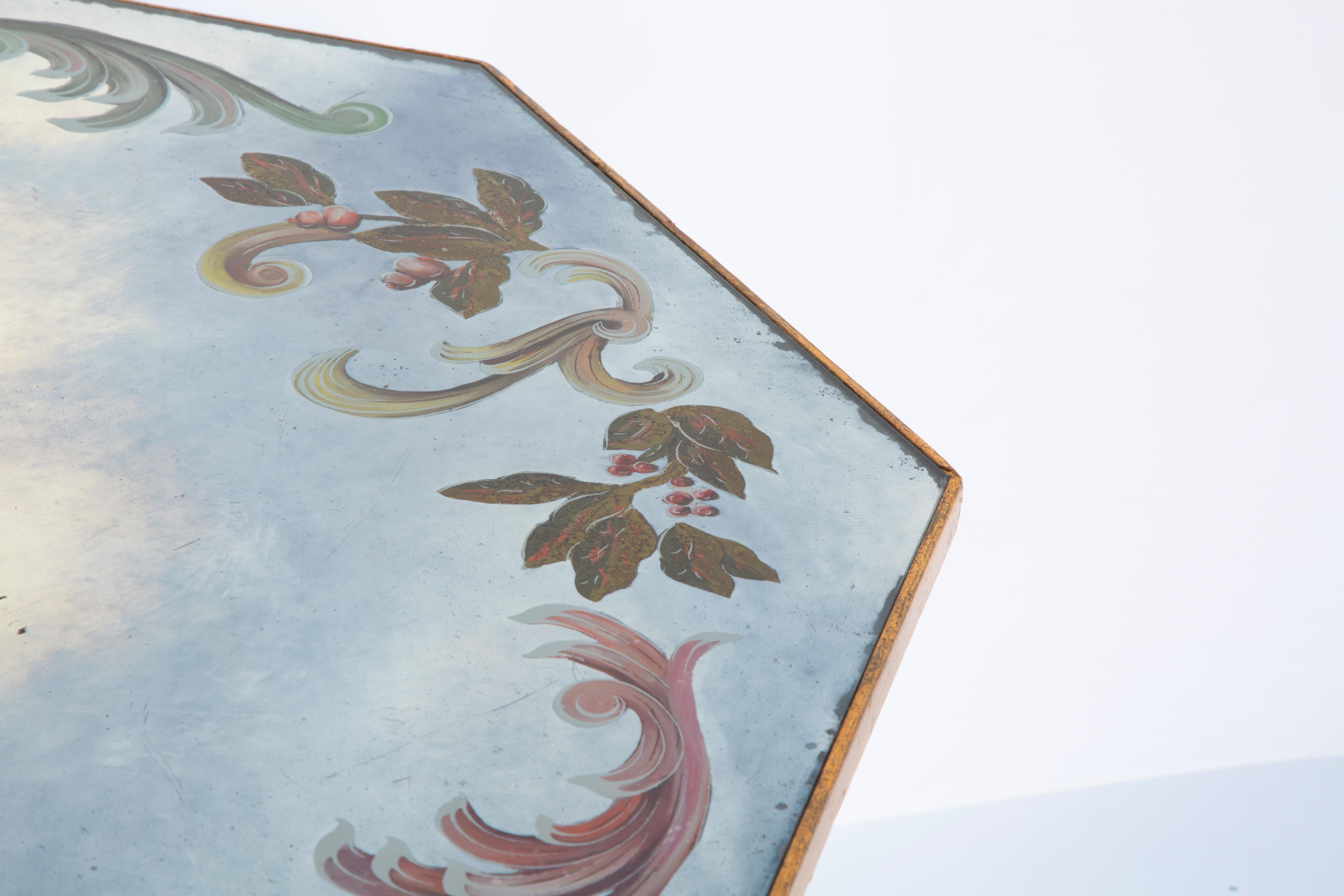 Mesa auxiliar italiana de pedestal pintada y dorada con tablero églomisé Pintado en venta