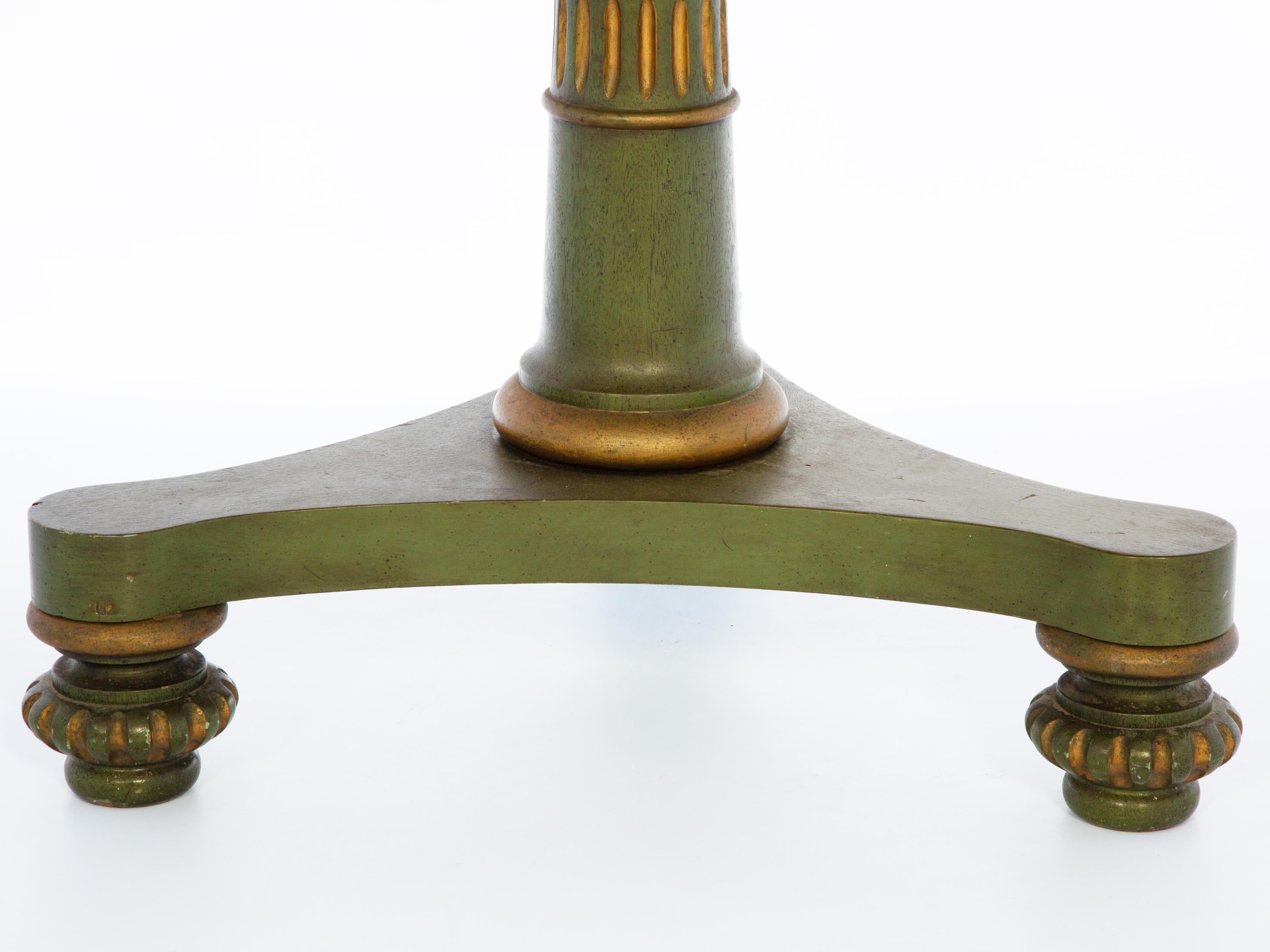 Mesa auxiliar italiana de pedestal pintada y dorada con tablero églomisé siglo XX en venta