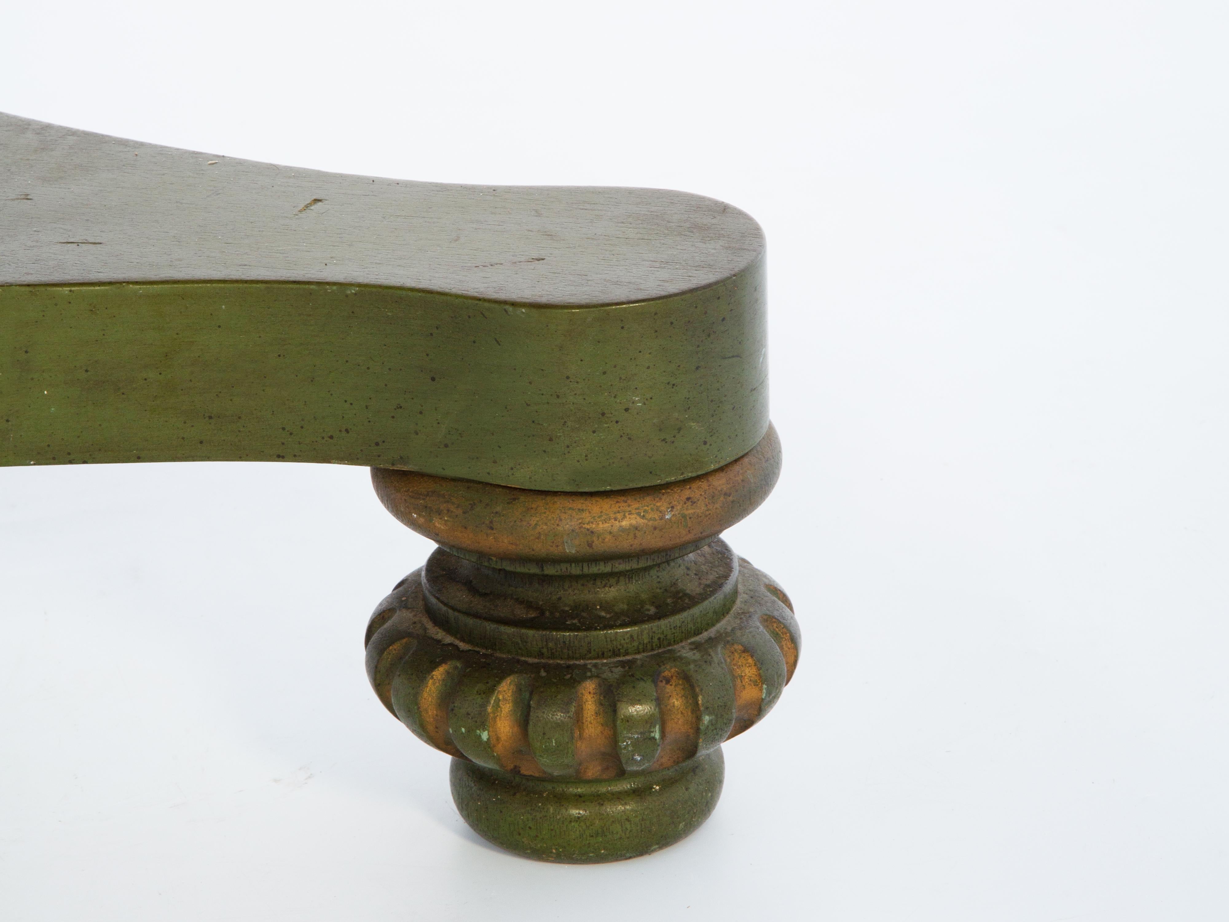 Mesa auxiliar italiana de pedestal pintada y dorada con tablero églomisé Madera en venta