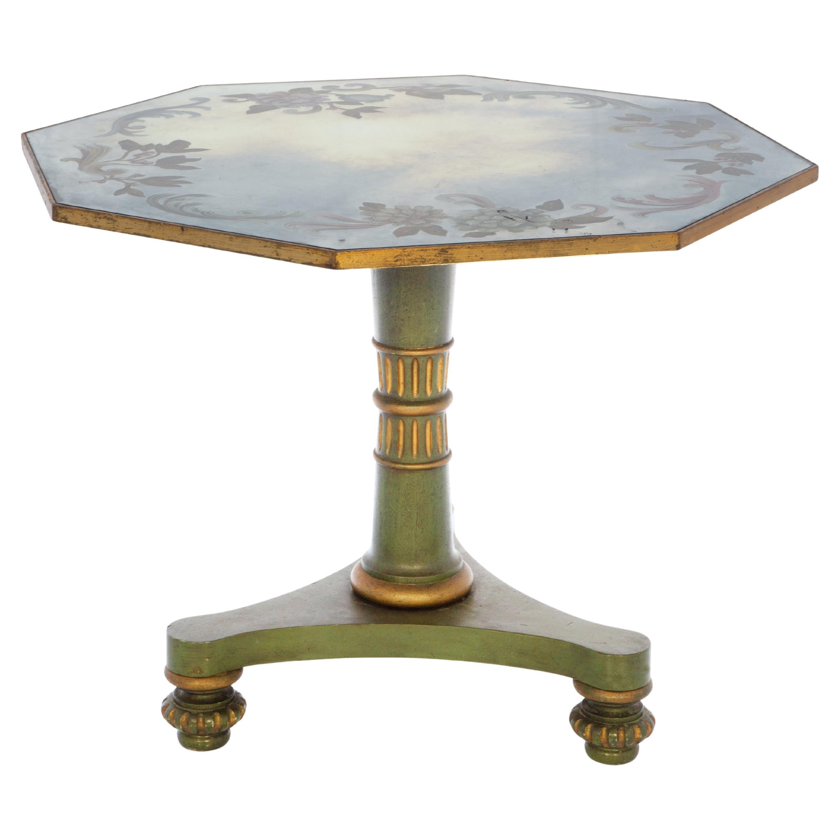 Mesa auxiliar italiana de pedestal pintada y dorada con tablero églomisé en venta