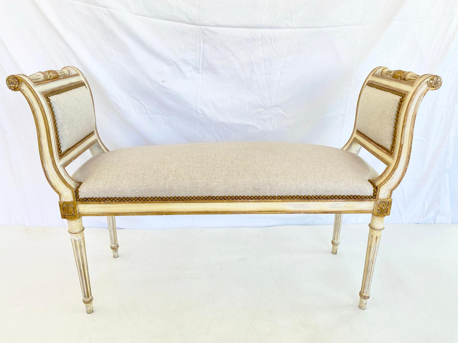 Painted and Parcel Gilt Louis XVI Style Window Seat Bench In Good Condition For Sale In West Palm Beach, FL