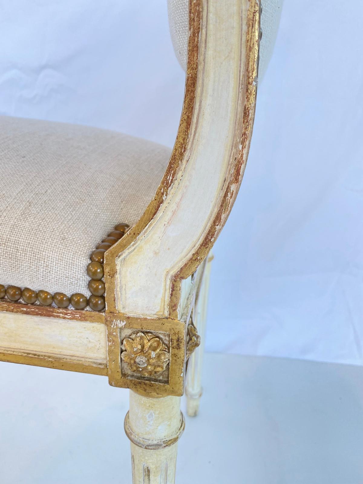 Tissu d'ameublement Banc à sièges de fenêtre de style Louis XVI peint et doré à la feuille en vente