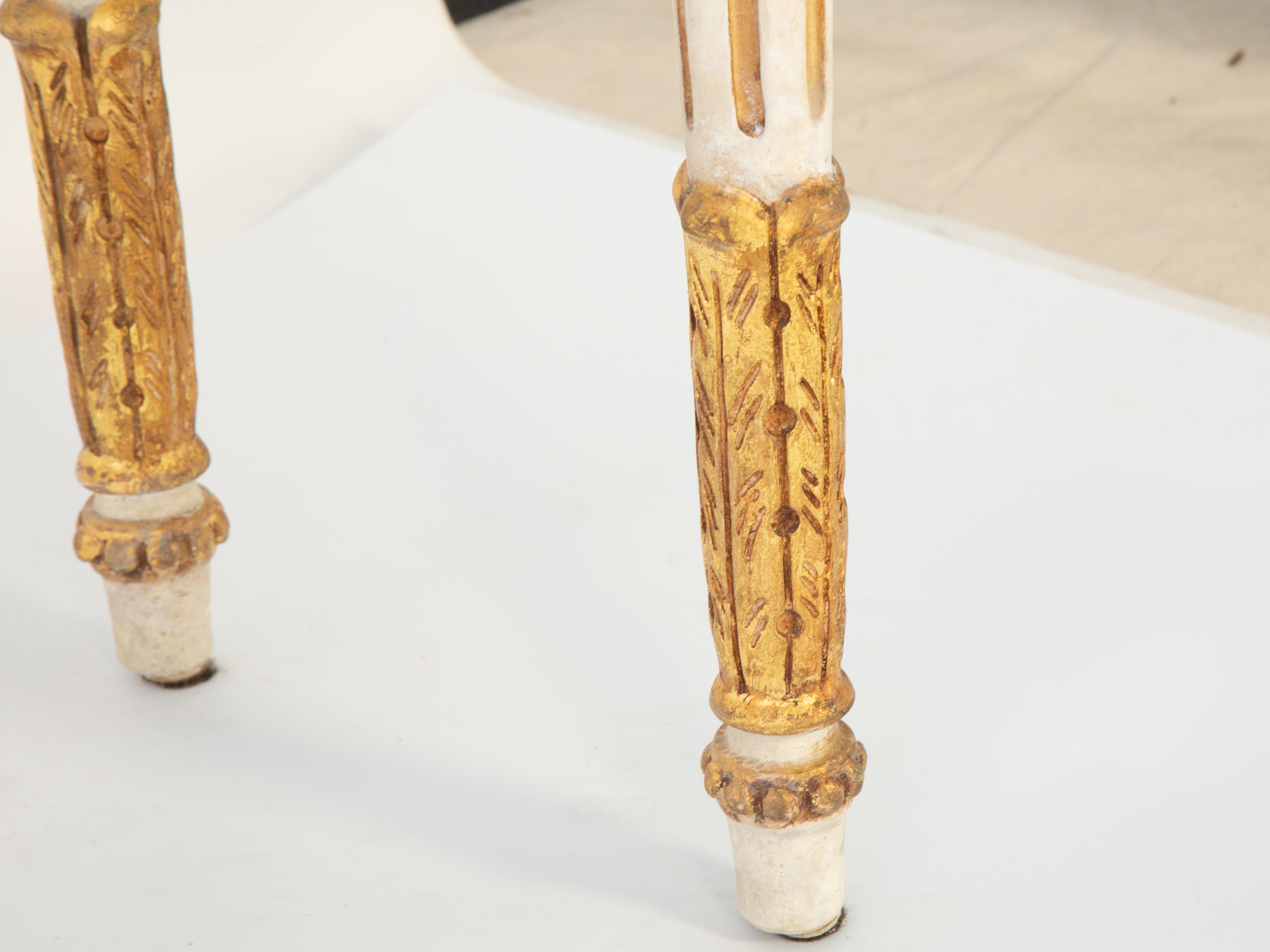 Neoklassischer Konsolentisch mit bemalter und vergoldeter Platte aus Kunstmarmor im Angebot 5