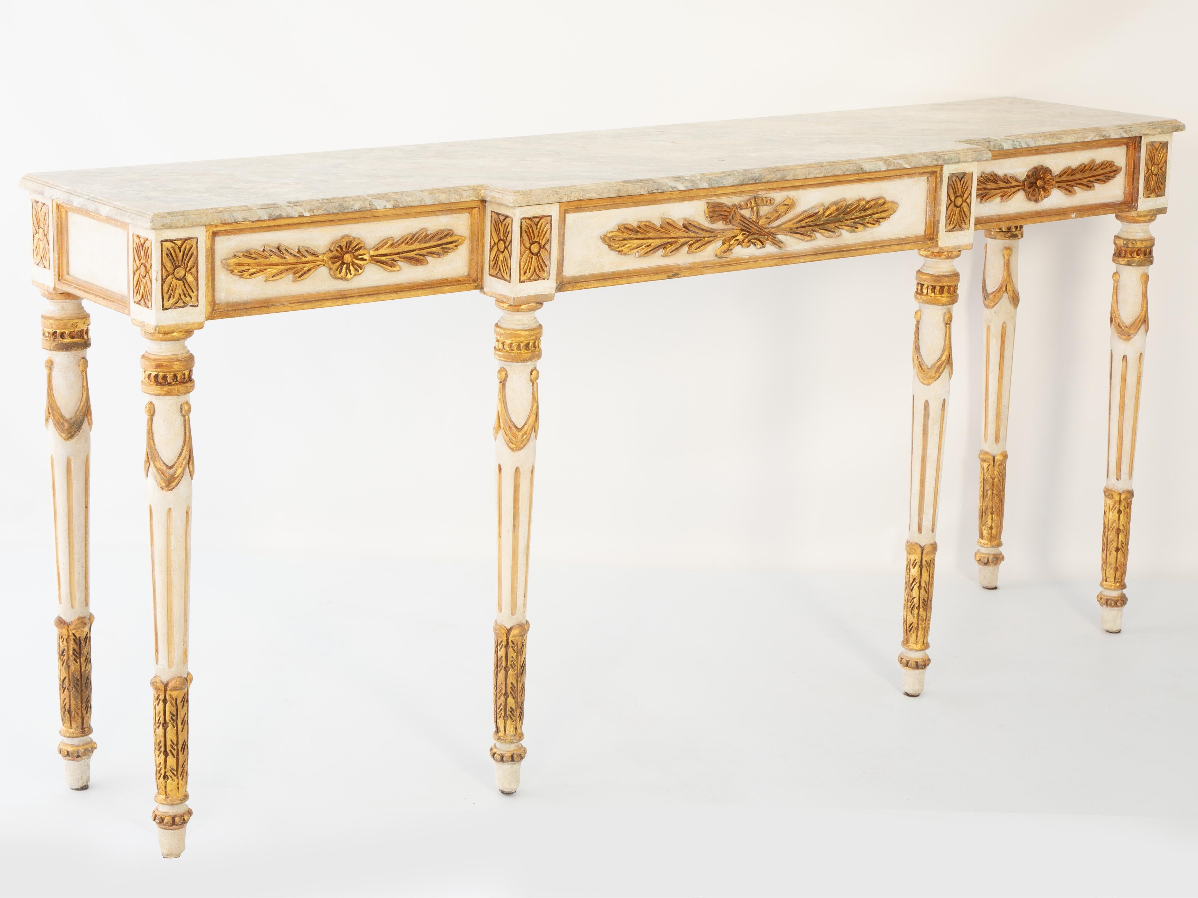 Legno Tavolo consolle neoclassico dipinto e dorato a pacchi con piano in finto marmo in vendita