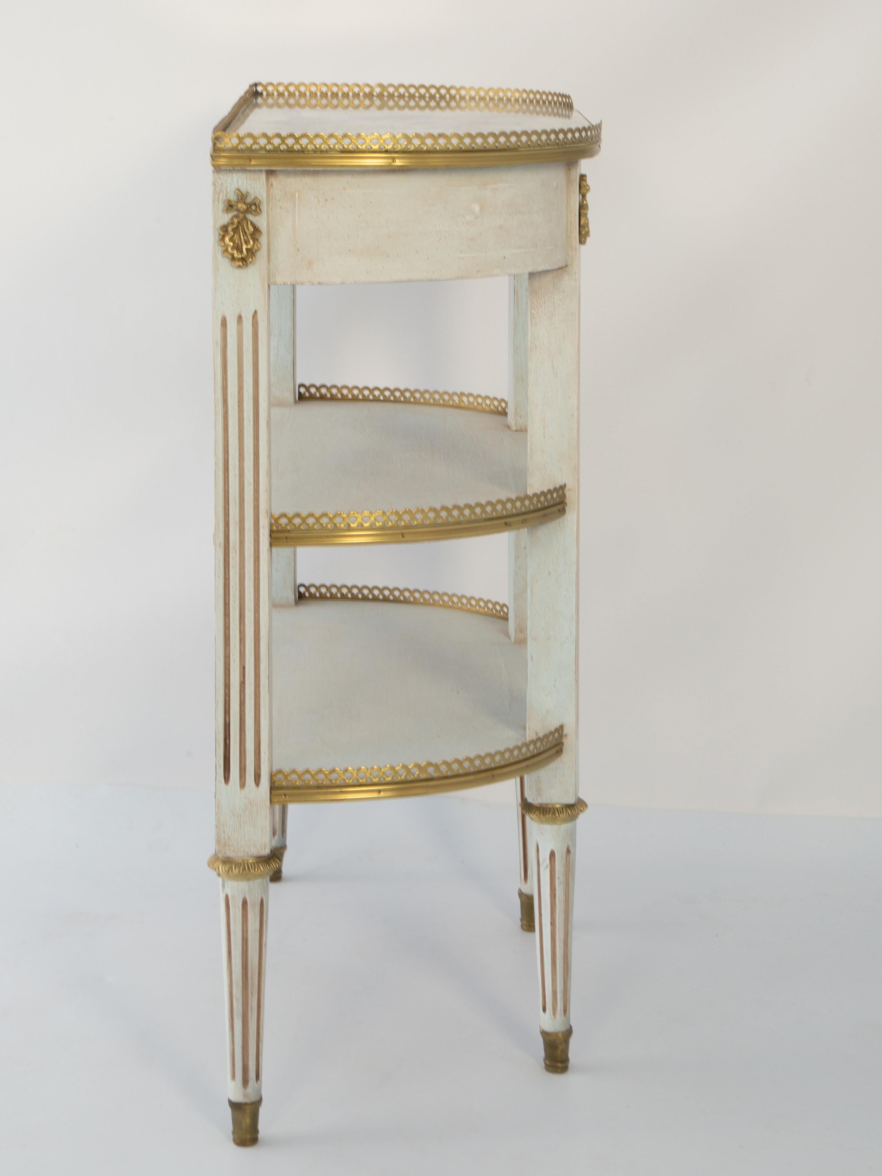 Gemalte und vergoldete Konsole im Louis-XVI-Stil mit verspiegelter Platte im Angebot 3