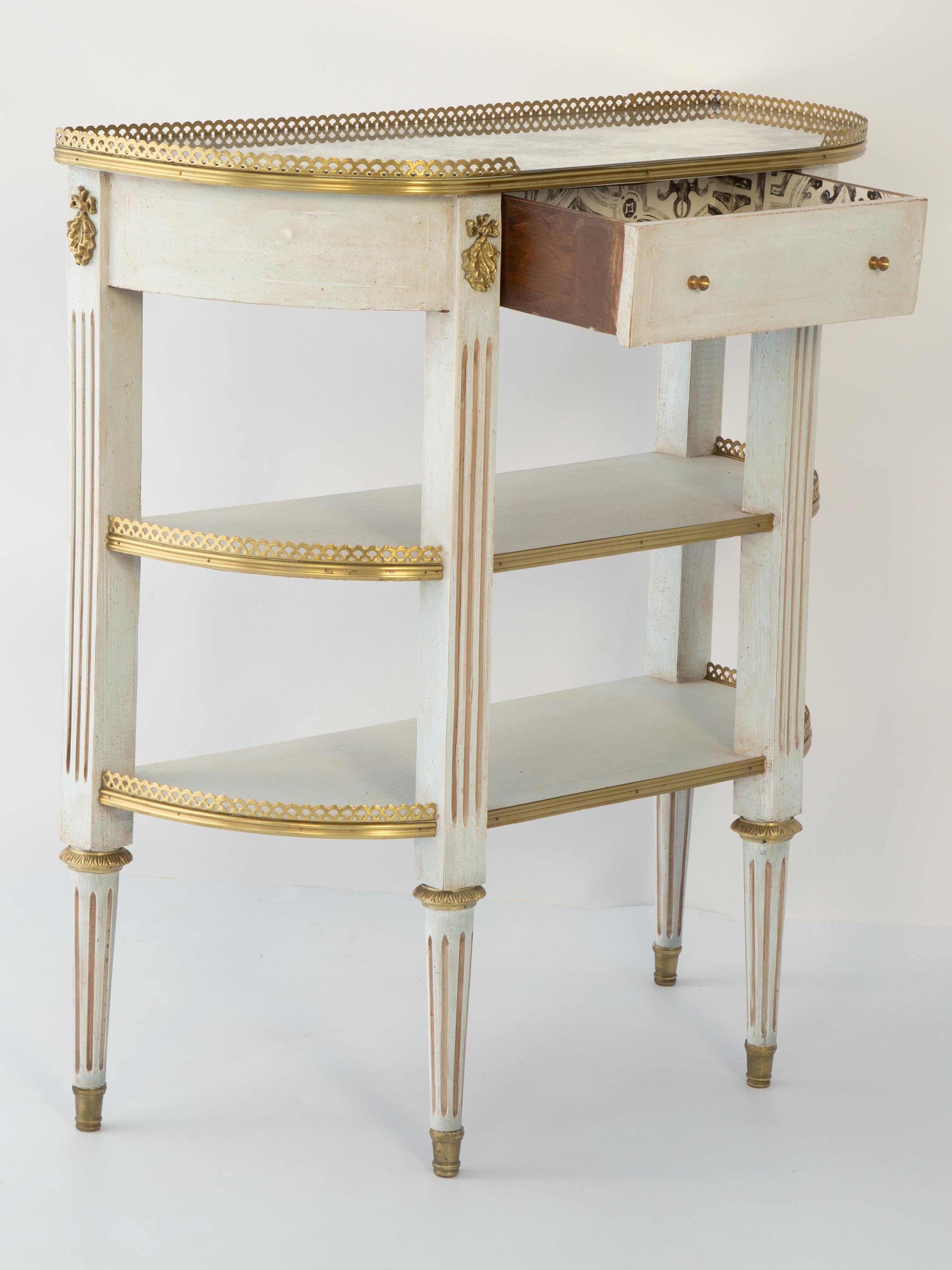 Gemalte und vergoldete Konsole im Louis-XVI-Stil mit verspiegelter Platte (Italienisch) im Angebot