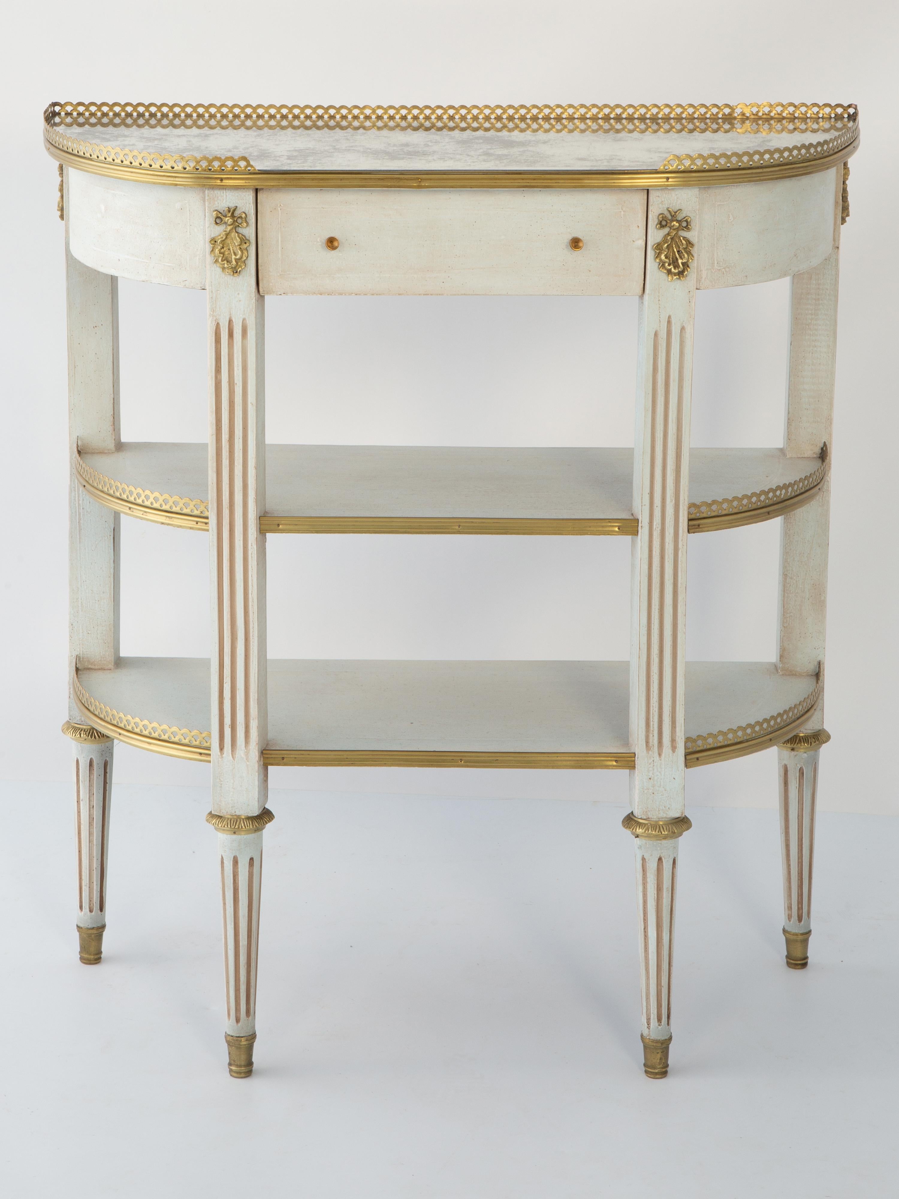 Gemalte und vergoldete Konsole im Louis-XVI-Stil mit verspiegelter Platte (20. Jahrhundert) im Angebot