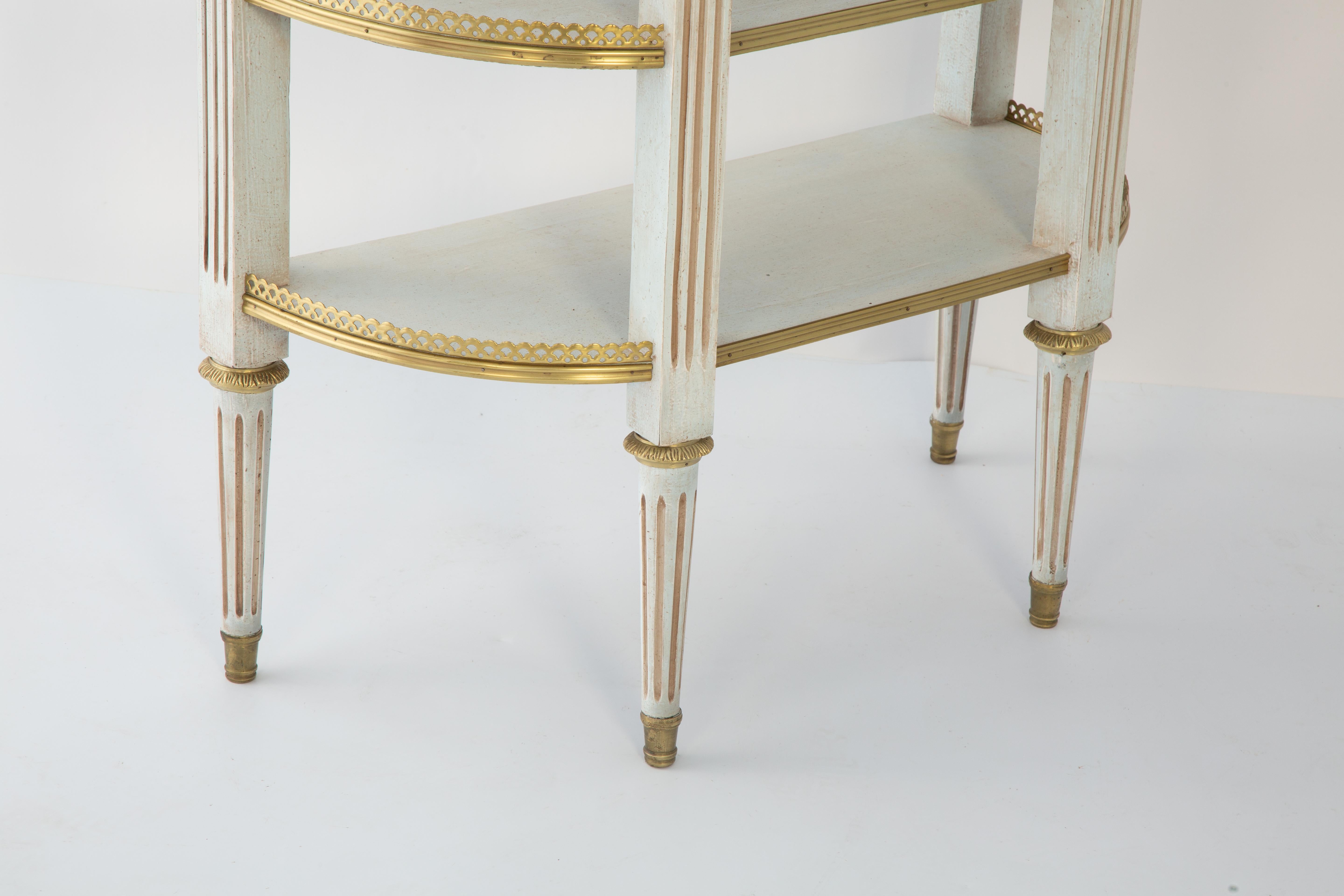 Gemalte und vergoldete Konsole im Louis-XVI-Stil mit verspiegelter Platte (Messing) im Angebot