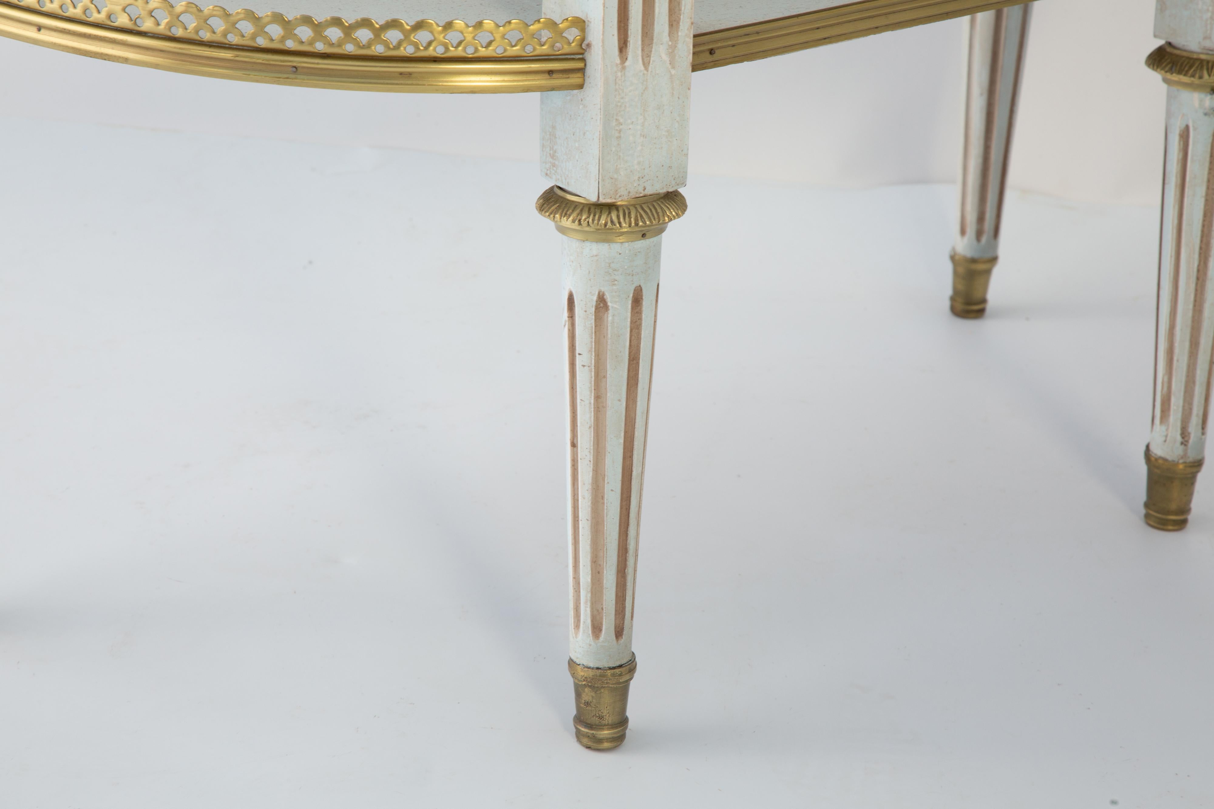 Gemalte und vergoldete Konsole im Louis-XVI-Stil mit verspiegelter Platte im Angebot 1
