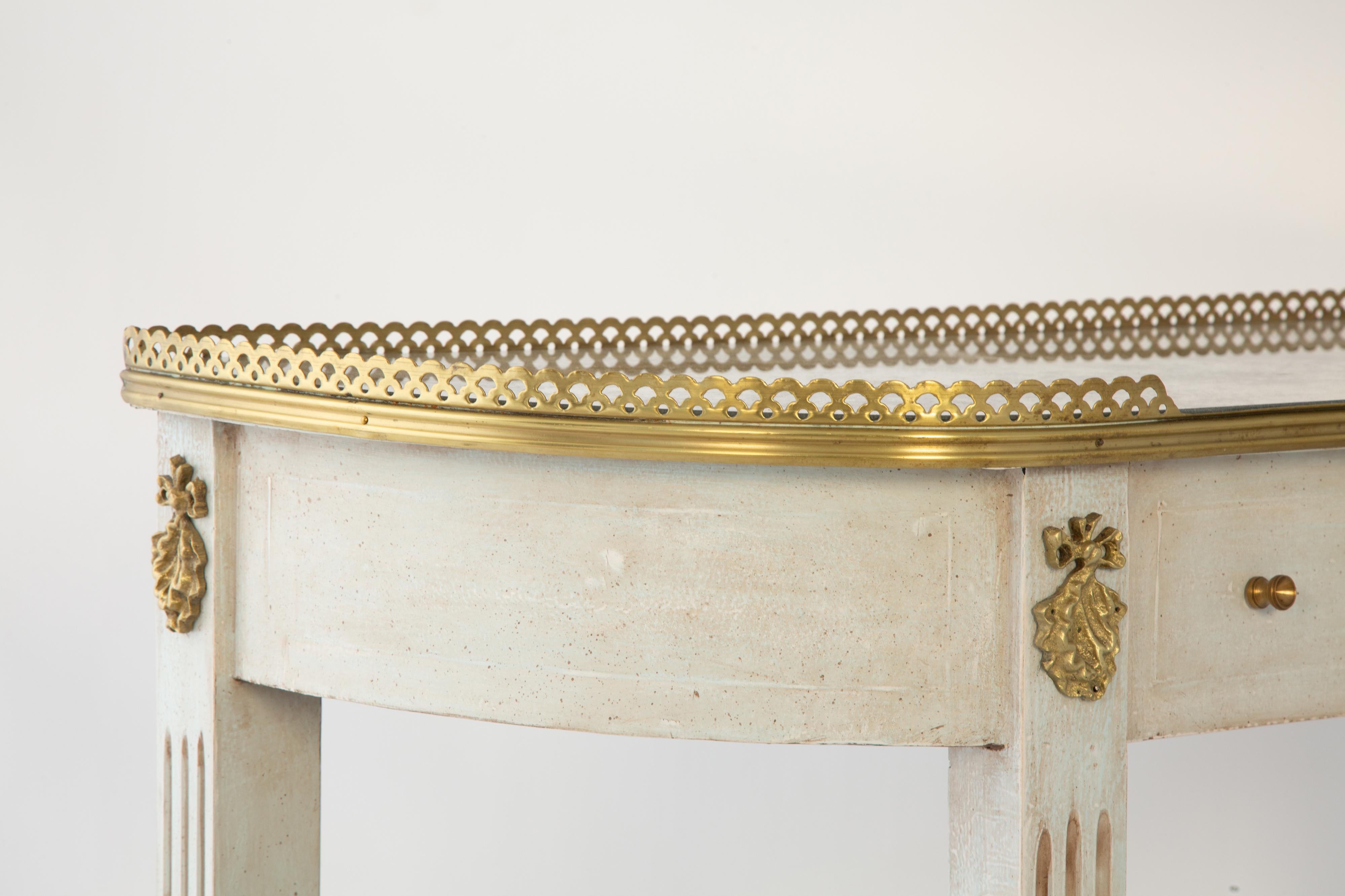 Gemalte und vergoldete Konsole im Louis-XVI-Stil mit verspiegelter Platte im Angebot 2