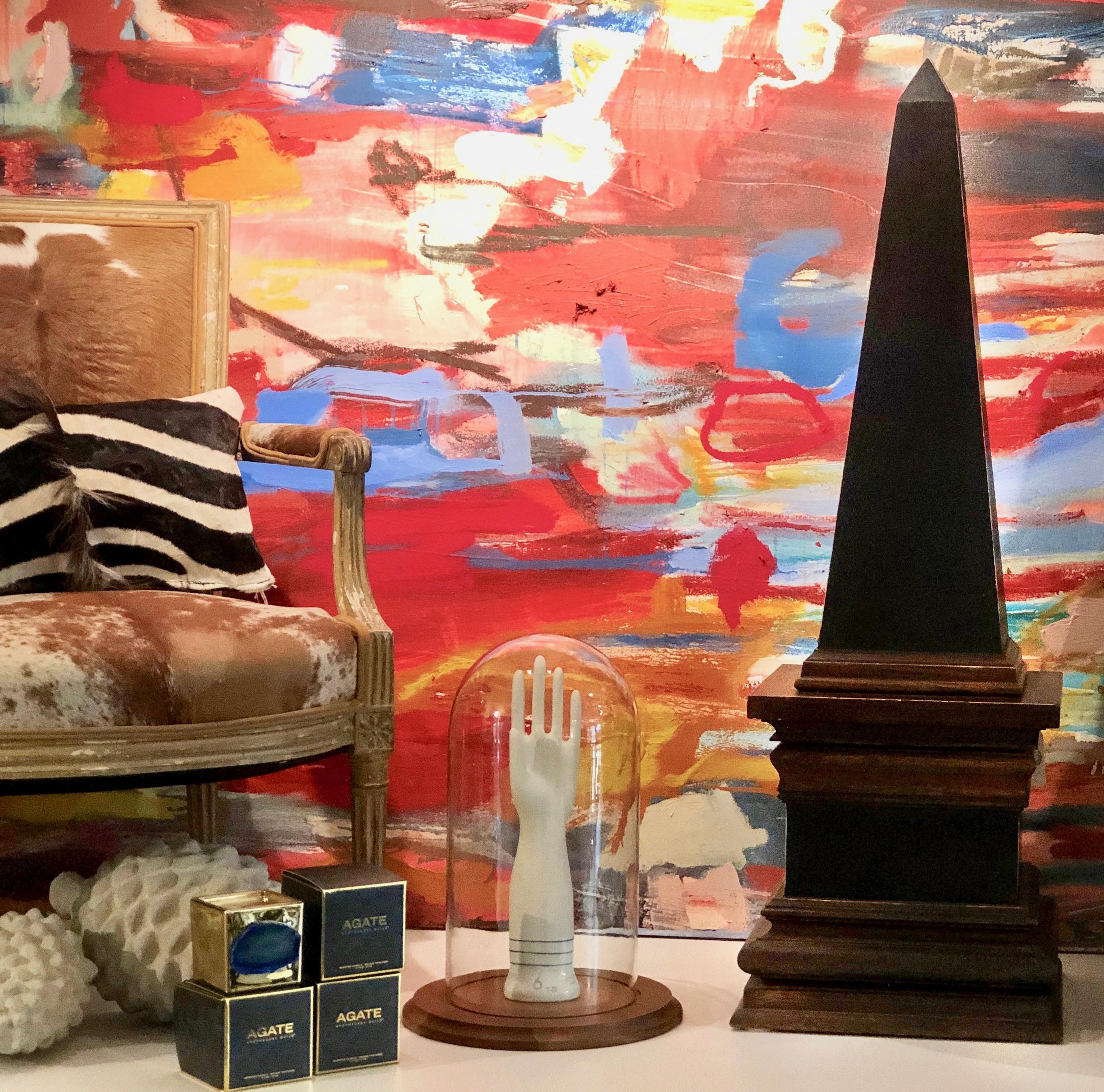 Ce grand obélisque en bois est conçu par Barbara Cogrove. Il a servi de modèle pour la création de sa ligne d'accessoires et de lampes. Après deux décennies, Barbara Cosgrove a pris sa retraite et a fermé son entreprise éponyme de lampes et