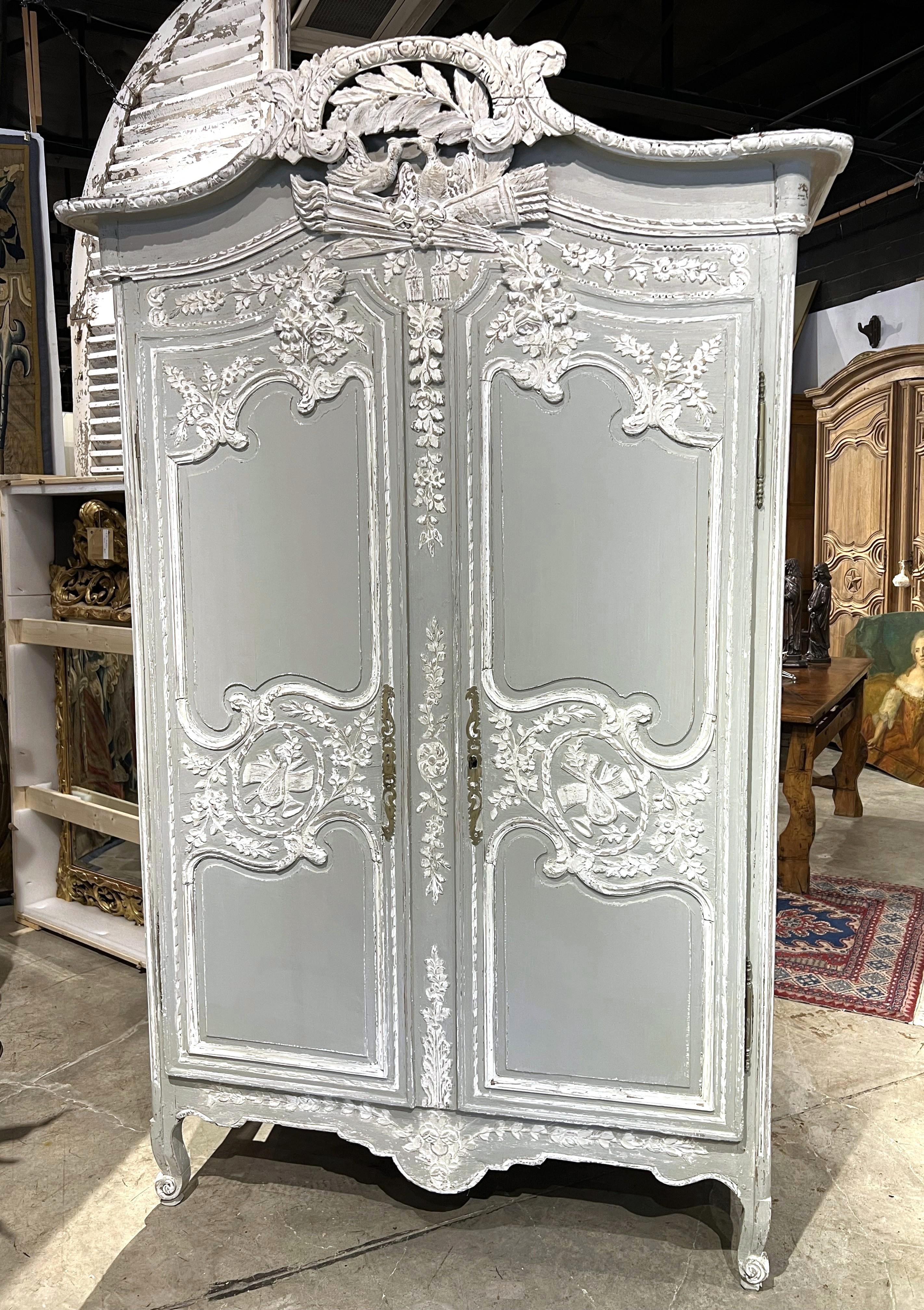 Ulteriori informazioni in arrivo...

La presenza dei due uccelli nidificanti sotto lo stemma ad alto arco indica che questo armadio in rovere francese è in realtà un guardaroba matrimoniale.  Proveniente dal comune normanno di Fecamp, questo armadio