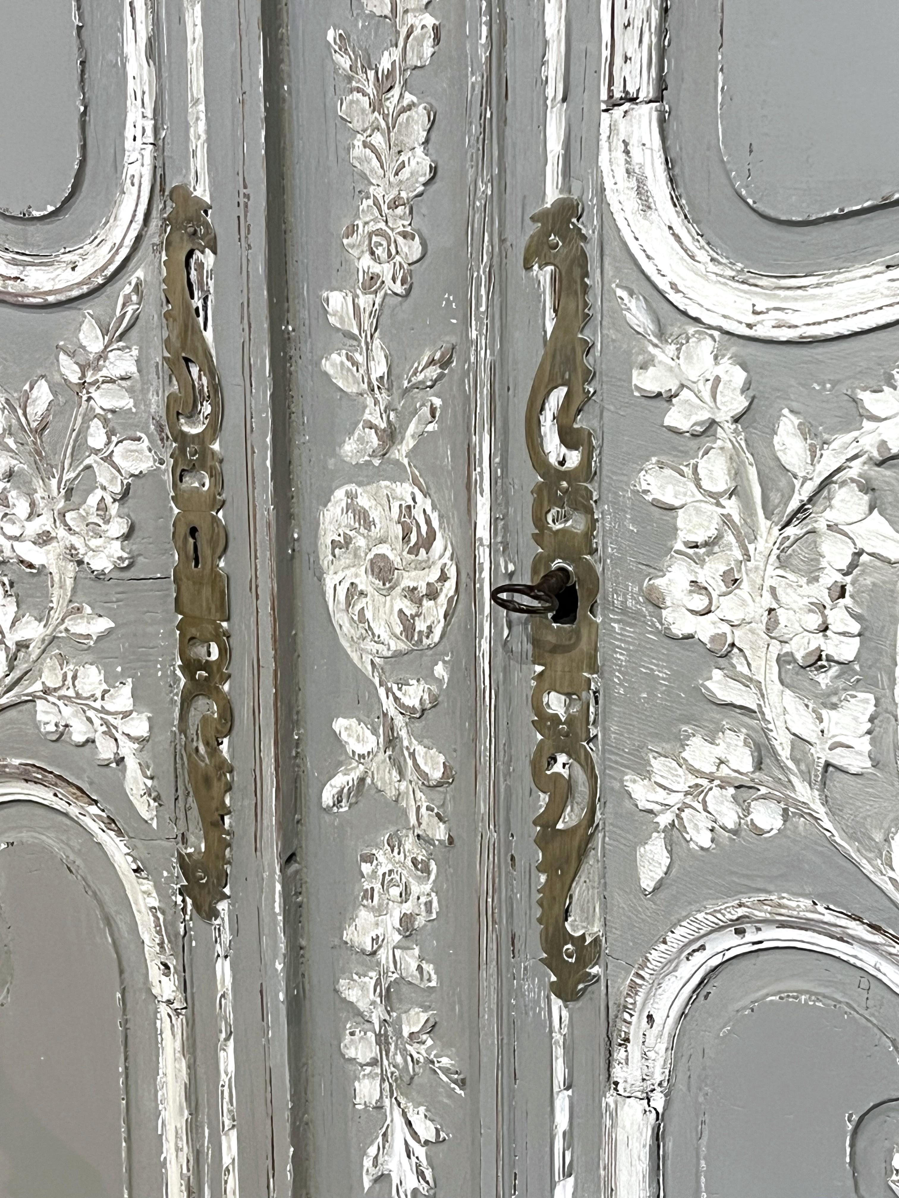 Intagliato a mano Armoire de Fécamp in Oak francese antico e dipinto, XIX secolo in vendita