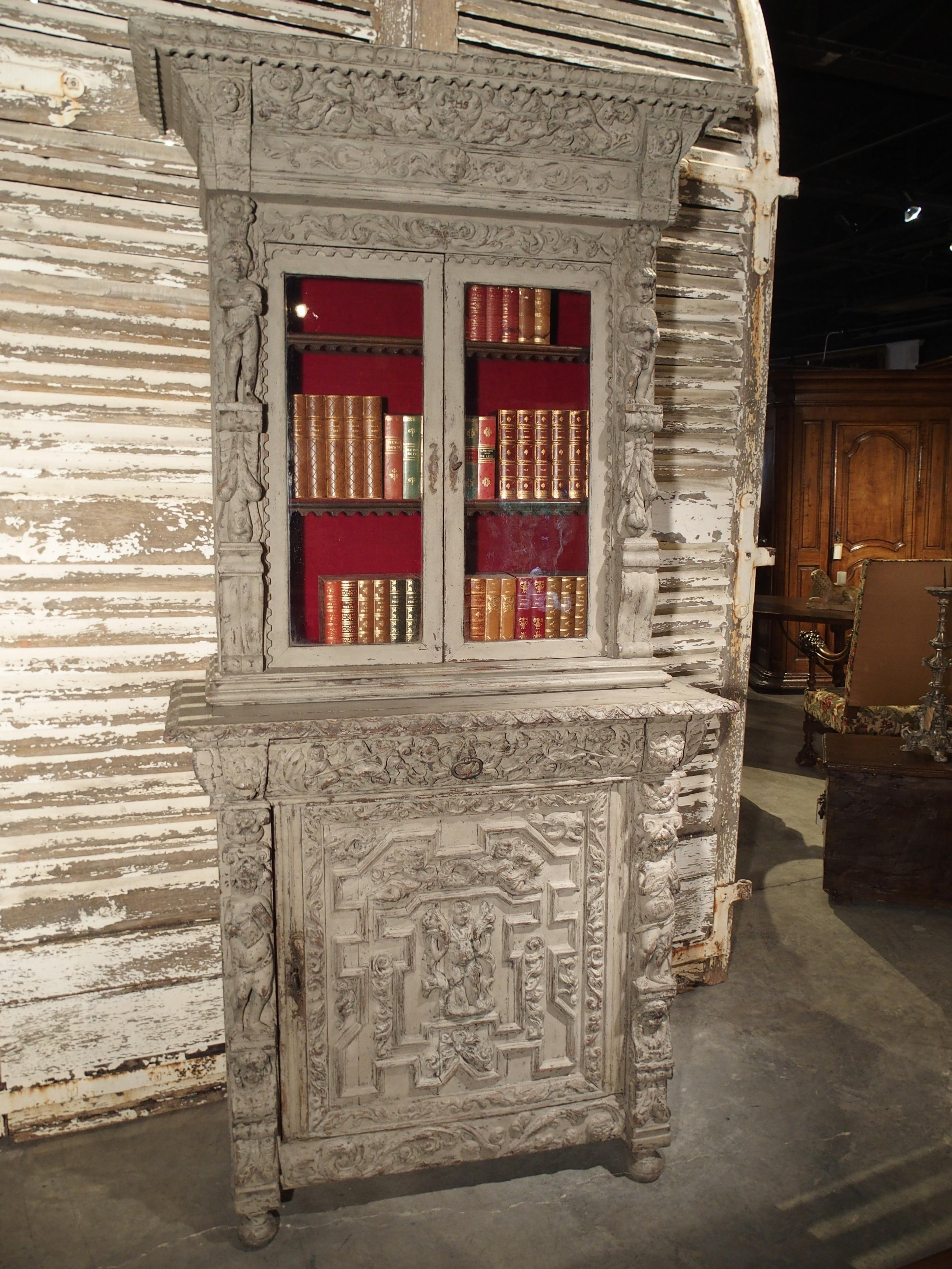 Sculpté à la main Ancienne bibliothèque à deux corps française peinte de style Renaissance en vente