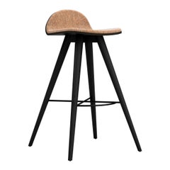 Tabouret de comptoir contemporain en frêne et tissu de liège peint par Alexandre Caldas
