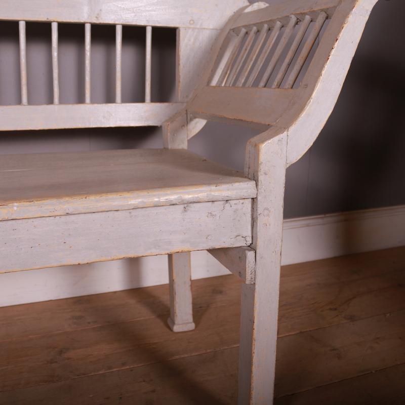 Painted Austrian Settle Bench In Good Condition For Sale In Leamington Spa, Warwickshire